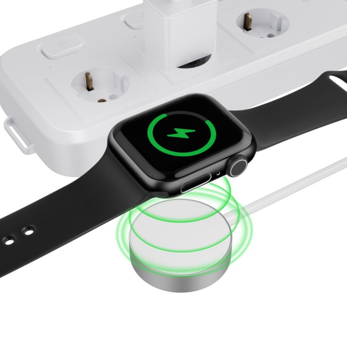 Eine schwarze Smartwatch, die auf einem weißen Pad geladen wird. Die Uhr zeigt einen grünen Blitz. Im Hintergrund befindet sich eine weiße Steckdosenleiste.