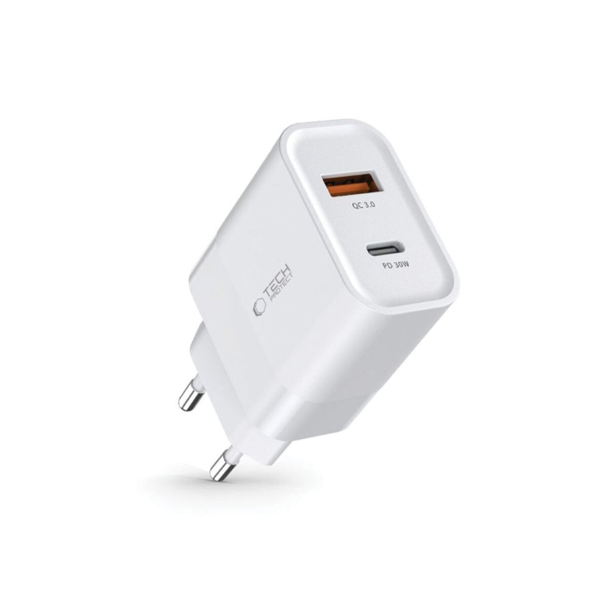 Een witte TECH PROTECT oplader met een QC 3.0 en PD 30W poort, schuin op een witte achtergrond. Het heeft een stekker.
