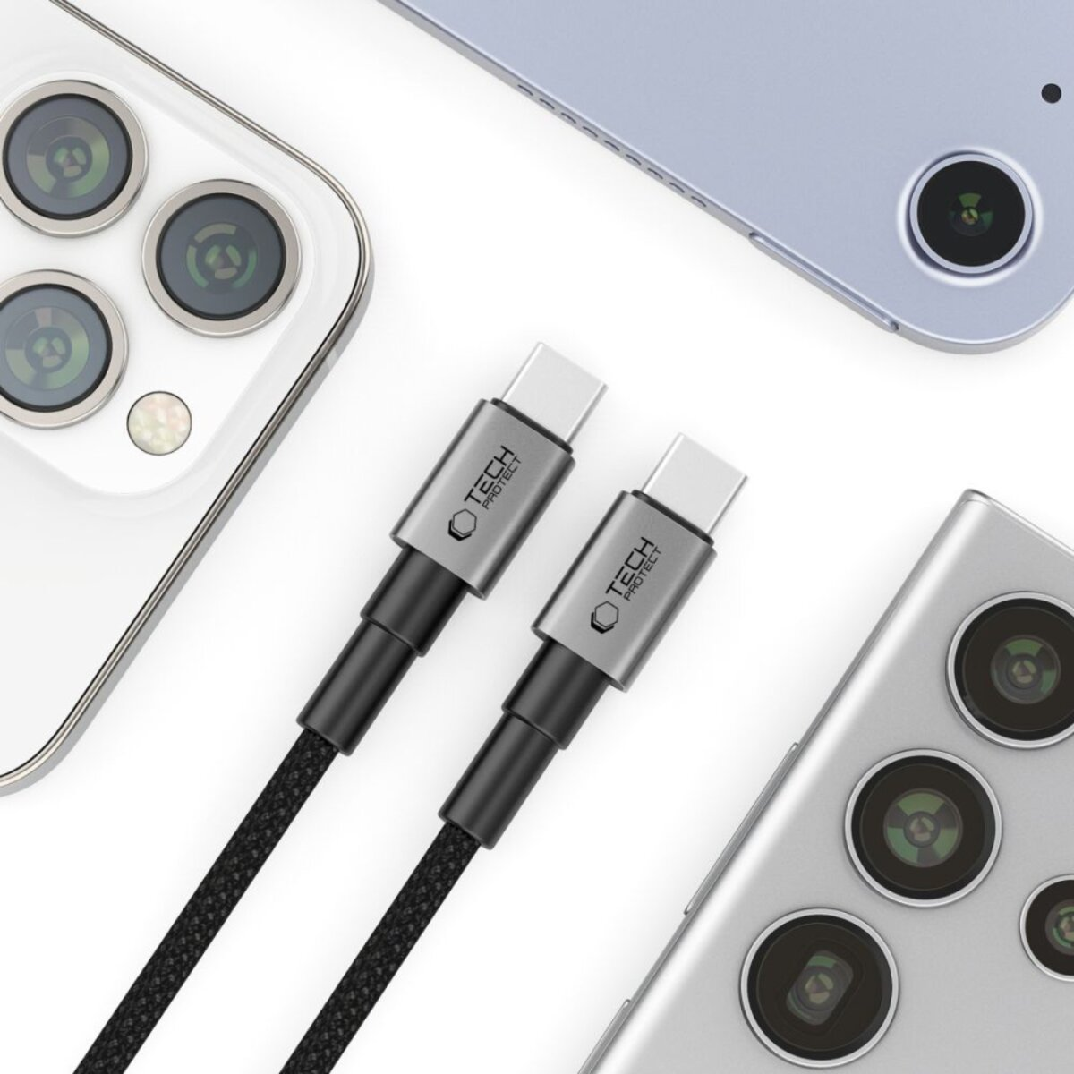 Deux câbles USB-C noirs, connecteurs argentés, près de trois smartphones. Les câbles sont étiquetés 'Tech Protect'.