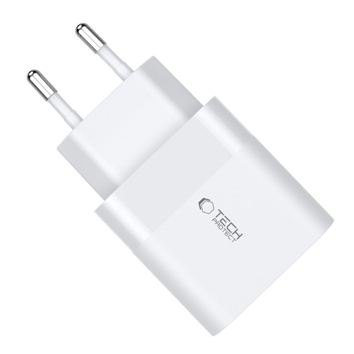 Een witte TECH PROTECT telefoonoplader met twee zilveren pinnen. De oplader heeft een rechthoekige vorm met afgeronde hoeken.