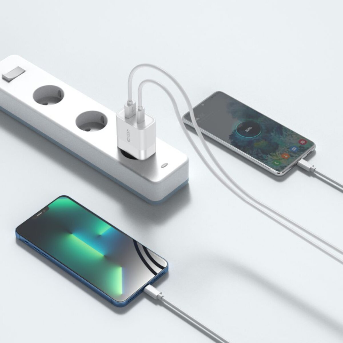 Drie smartphones die opladen. Wit stekkerblok met oplader en twee telefoons verbonden via witte kabels. Eén telefoon toont 33% opgeladen.