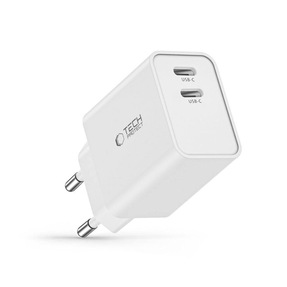 Ein weißes Tech Protect USB-C-Ladegerät. Es hat zwei USB-C-Anschlüsse und einen europäischen Stecker. Das Markenlogo ist sichtbar.