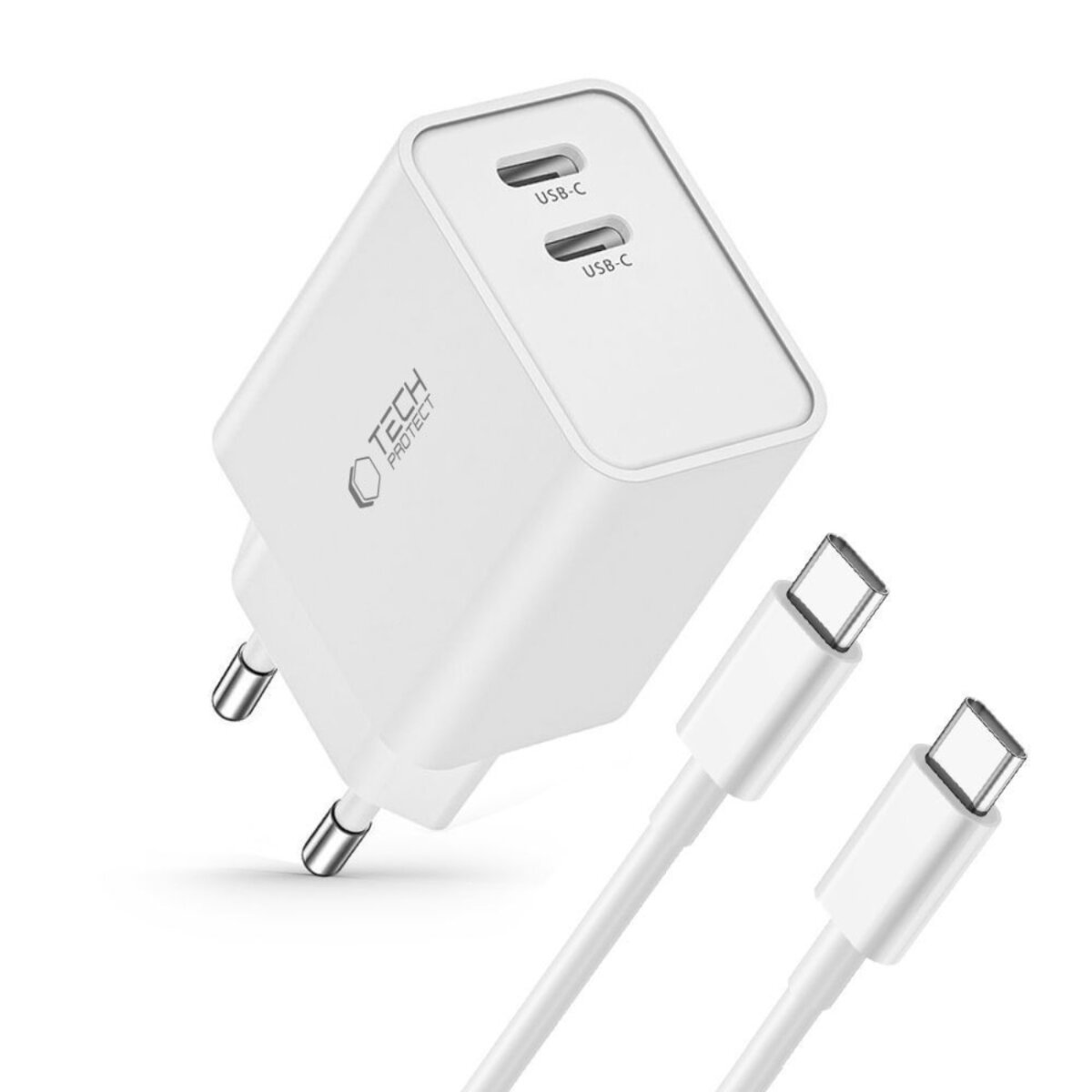 Witte Tech Protect lader met twee USB-C poorten en twee witte USB-C kabels op een witte achtergrond.