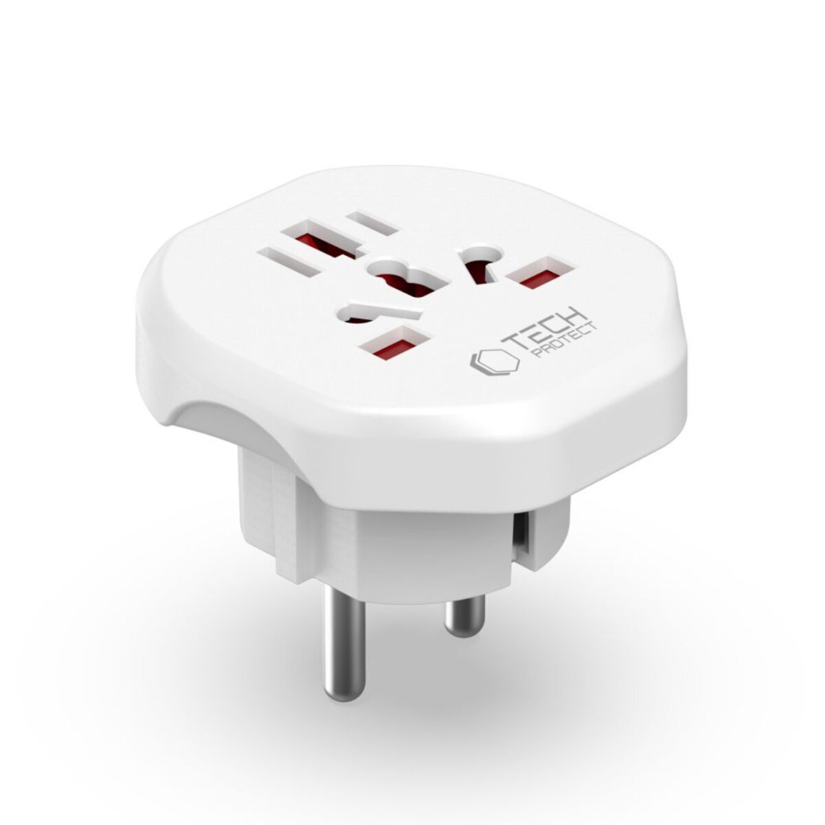 Witte universele reisadapter met meerdere gaten en twee zilveren pinnen. De merknaam 'TECH PROTECT' is zichtbaar.