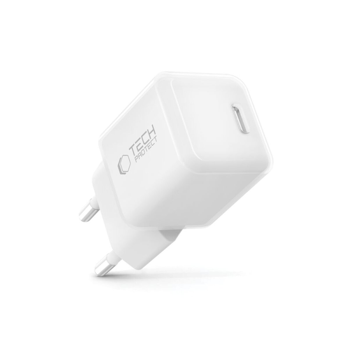 Een witte Tech Protect oplader met twee pinnen staat schuin tegen een witte achtergrond. Hij heeft een USB-C poort.