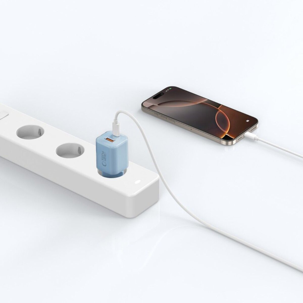 Ein Telefon wird mit einem weißen Kabel aufgeladen, das mit einem blauen Ladegerät verbunden ist, das an eine Steckdosenleiste angeschlossen ist.