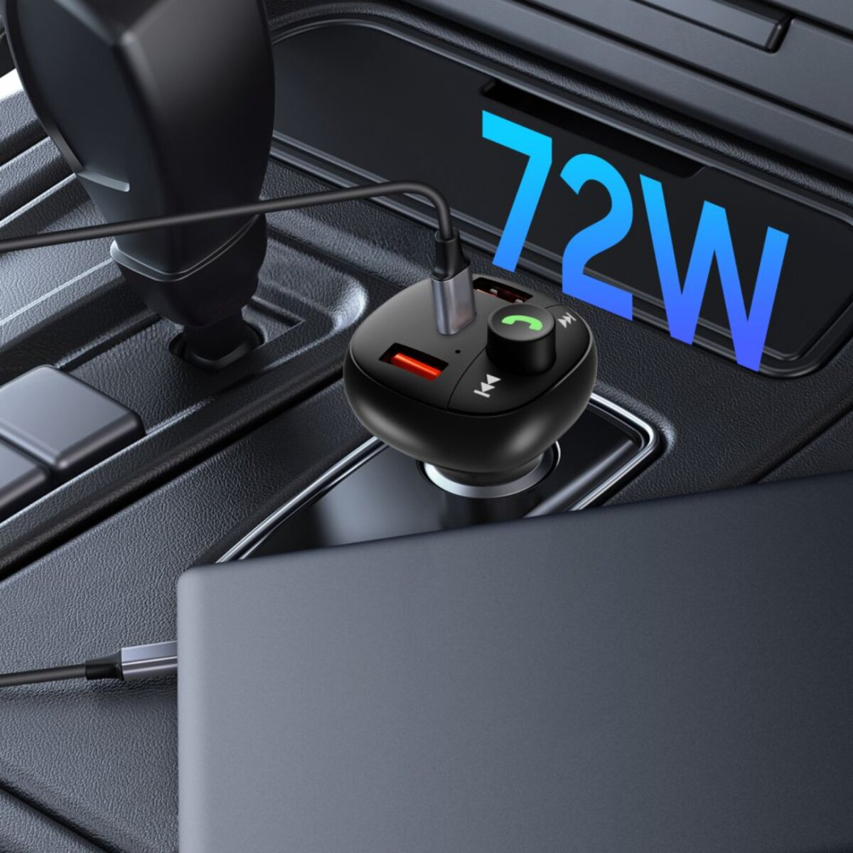 Chargeur de voiture noir avec texte 72W, connecté à un appareil. Le chargeur a des voyants rouges et verts et des boutons de contrôle multimédia.