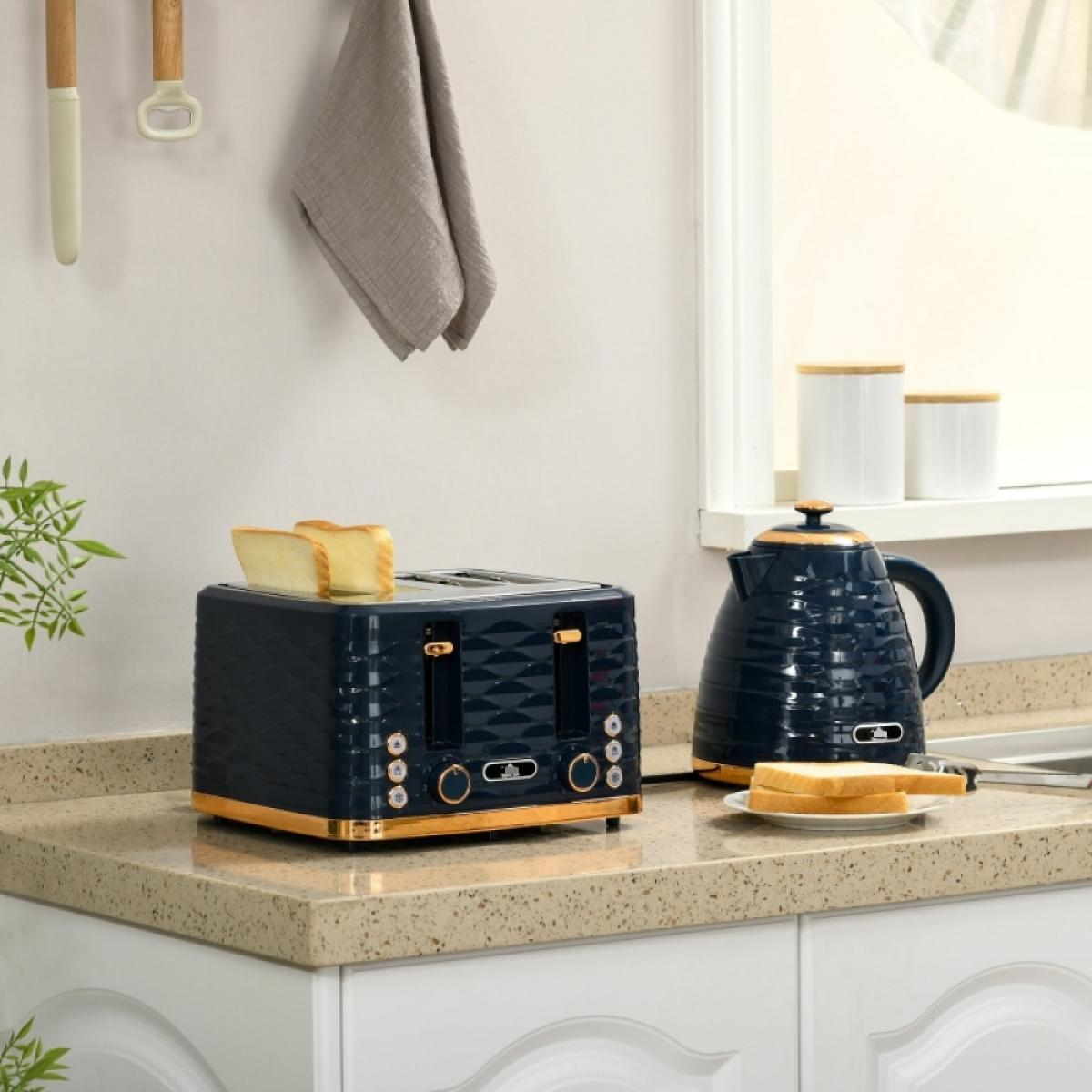 Ein marineblauer Toaster mit Toast, neben einem passenden Wasserkocher. Auf der Theke befindet sich ein Teller mit Toast. Küchenumgebung.