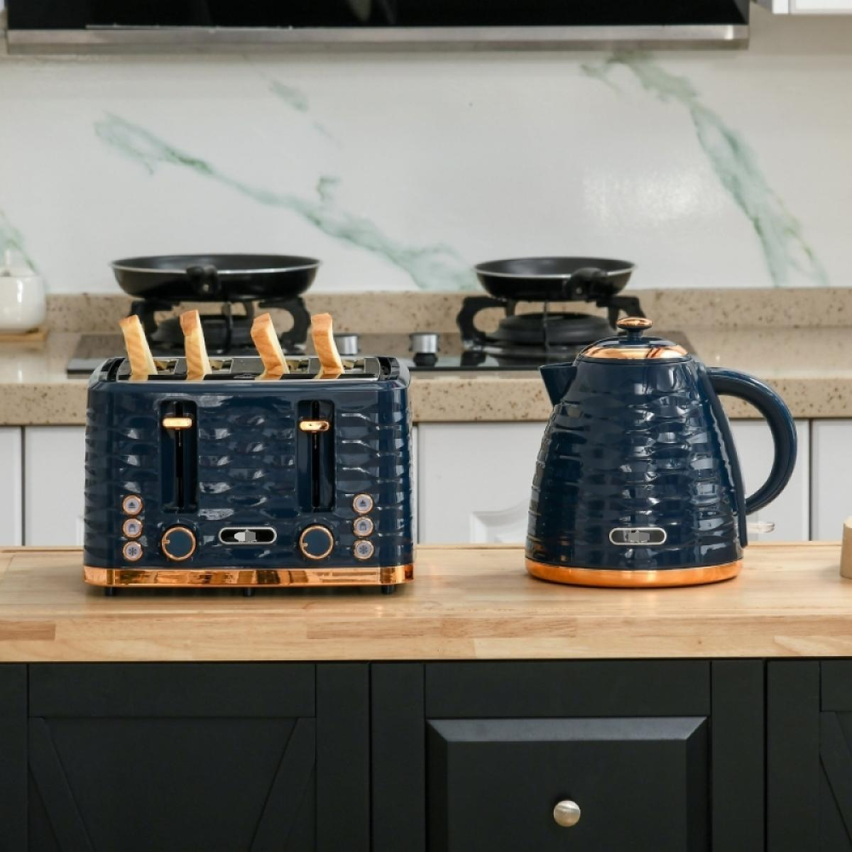 Ein marineblauer Toaster mit Toast und ein Wasserkocher stehen auf einer Holztheke. Pfannen sind im Hintergrund.