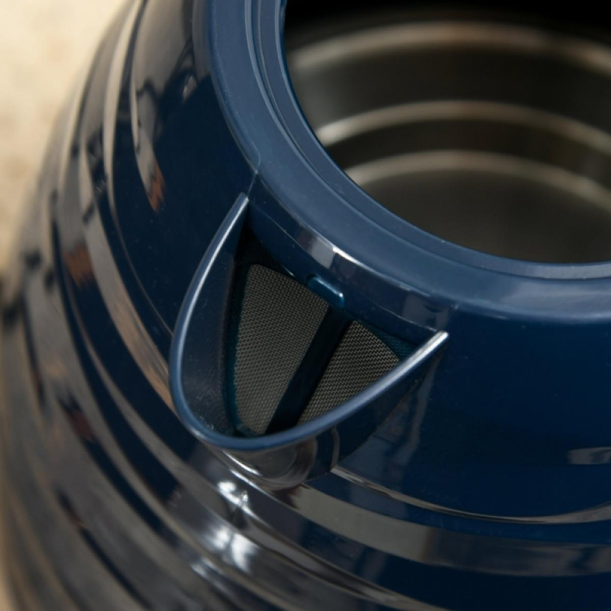 Nahaufnahme eines blauen Wasserkochers. Der Ausguss hat einen Netzfilter. Innen ist der Wasserkocher metallisch. Die Oberfläche ist glänzend und gerippt.