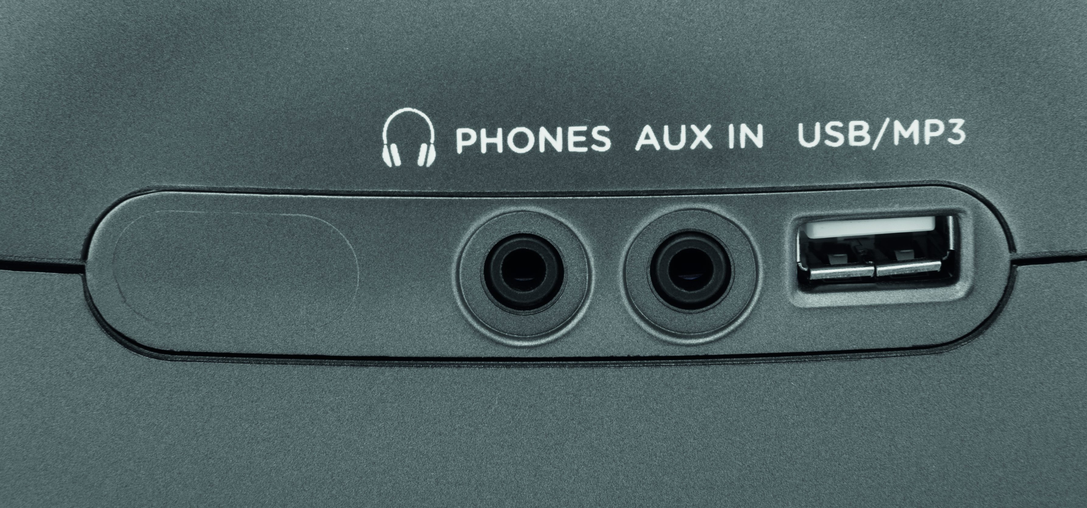 Nahaufnahme eines grauen Geräts. Es hat Kopfhörer-, AUX-IN-, USB/MP3-Anschlüsse. Es gibt zwei Audioanschlüsse und einen USB-Anschluss.