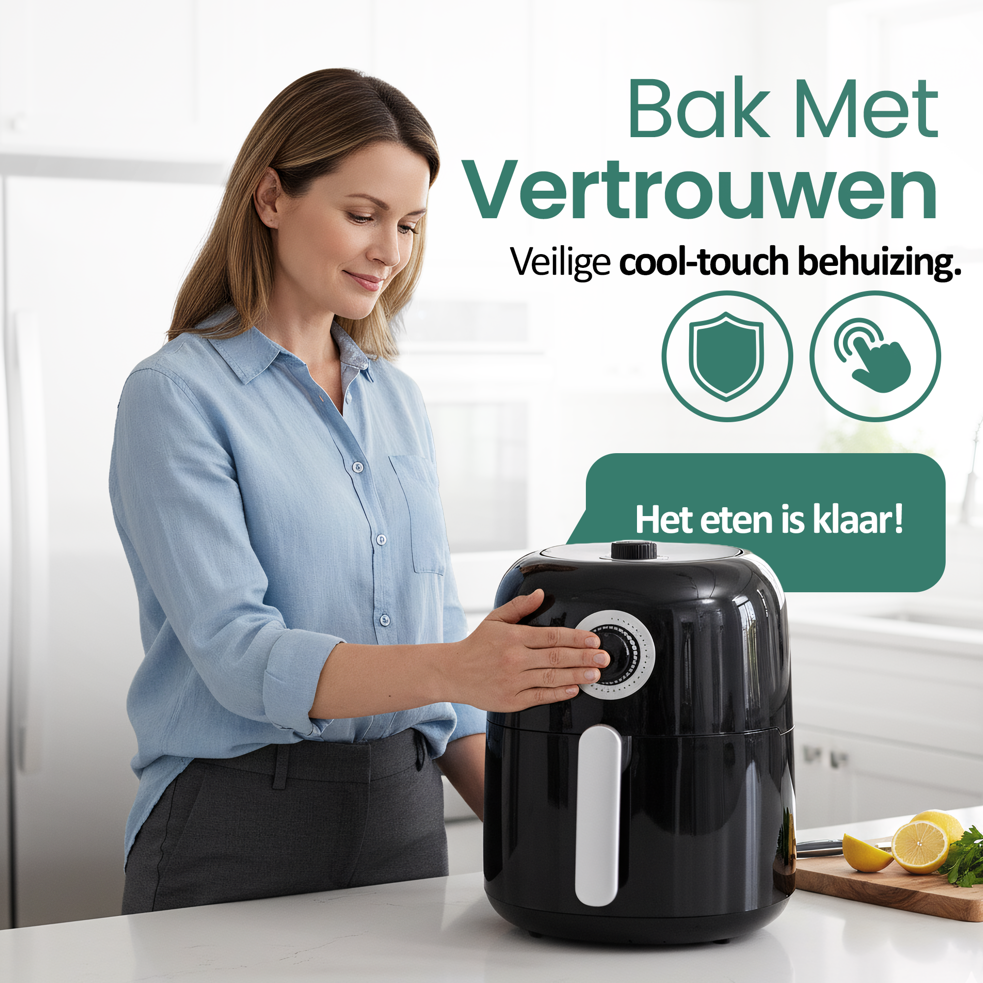 Een vrouw bedient een airfryer. Het apparaat is zwart. Citroenen en kruiden liggen op een snijplank.