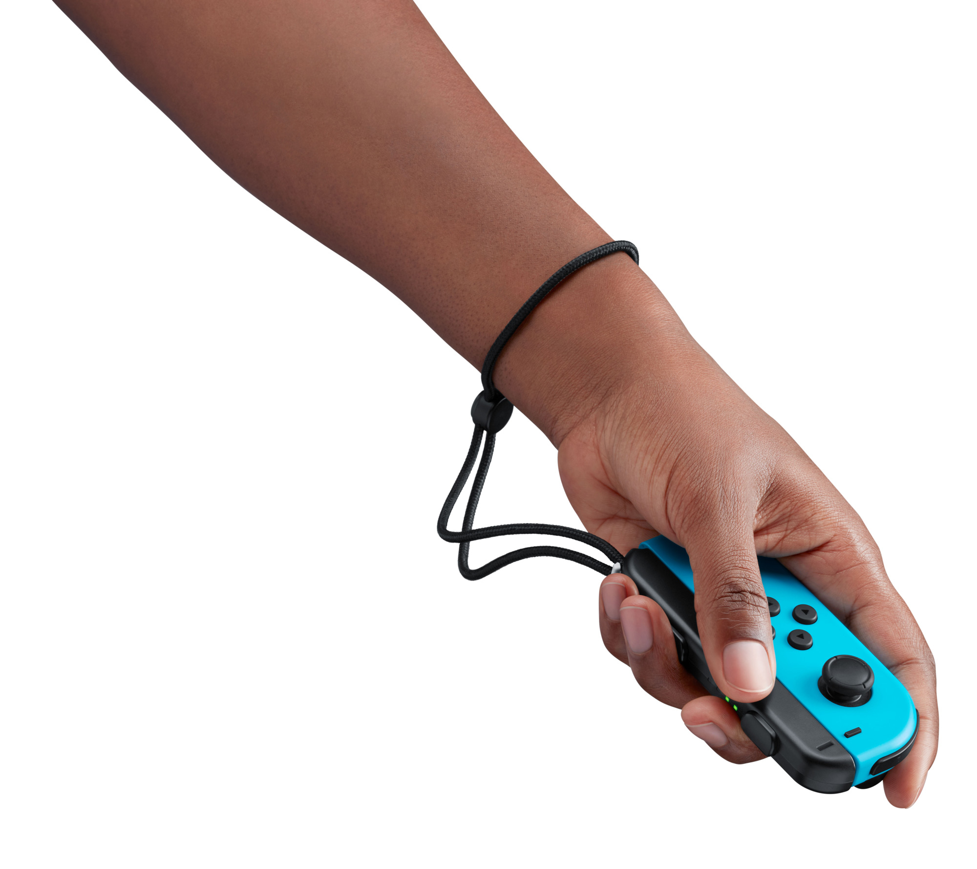 Una mano sostiene un mando de juego azul y negro con botones negros y una correa de muñeca.