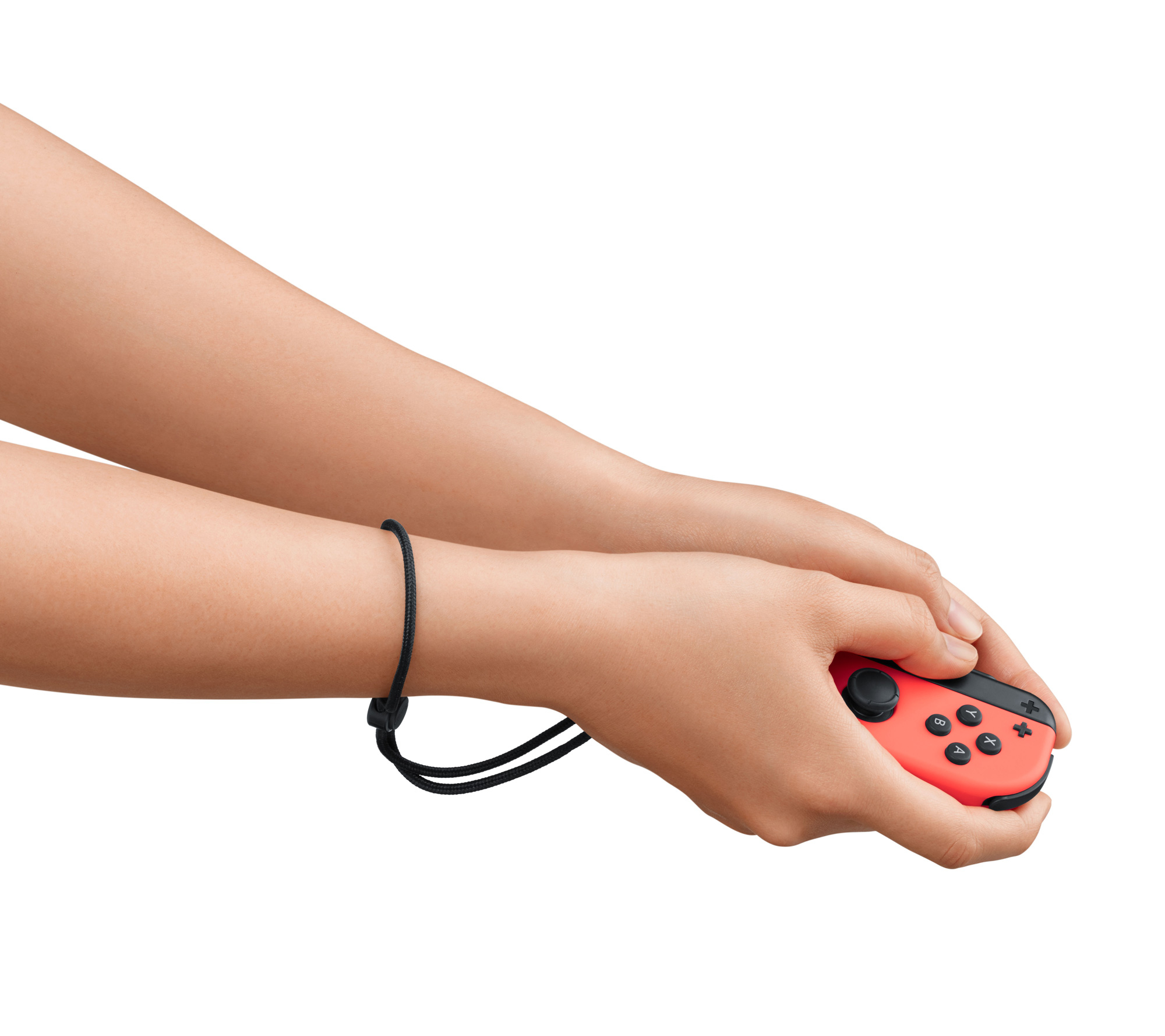 Manos sosteniendo un controlador de juego rojo y negro con botones. Se ve una correa de muñeca negra.