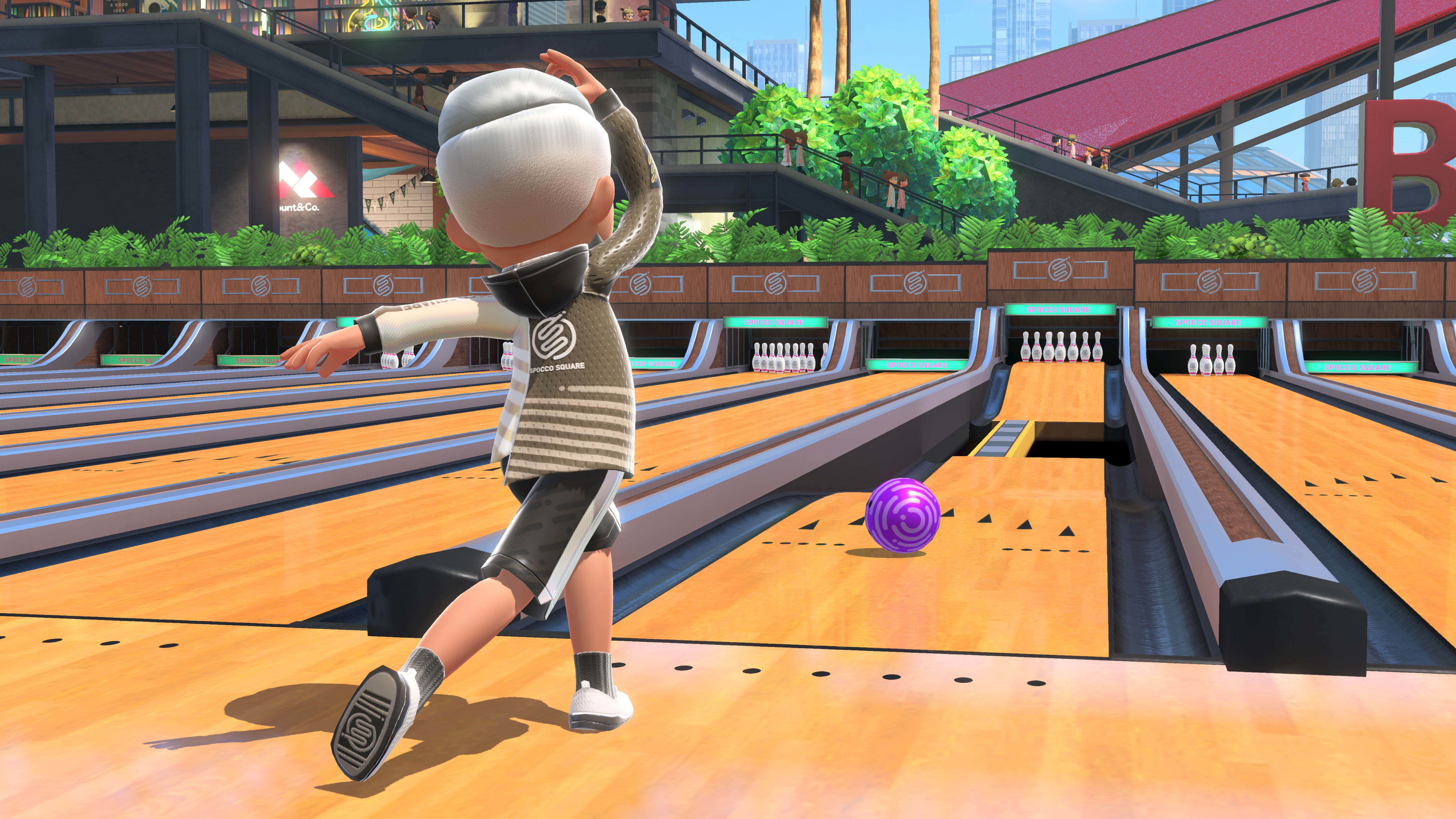 Un personaje de dibujos animados juega a los bolos. Usa un sombrero blanco y una chaqueta marrón y blanca. Una bola morada está rodando.