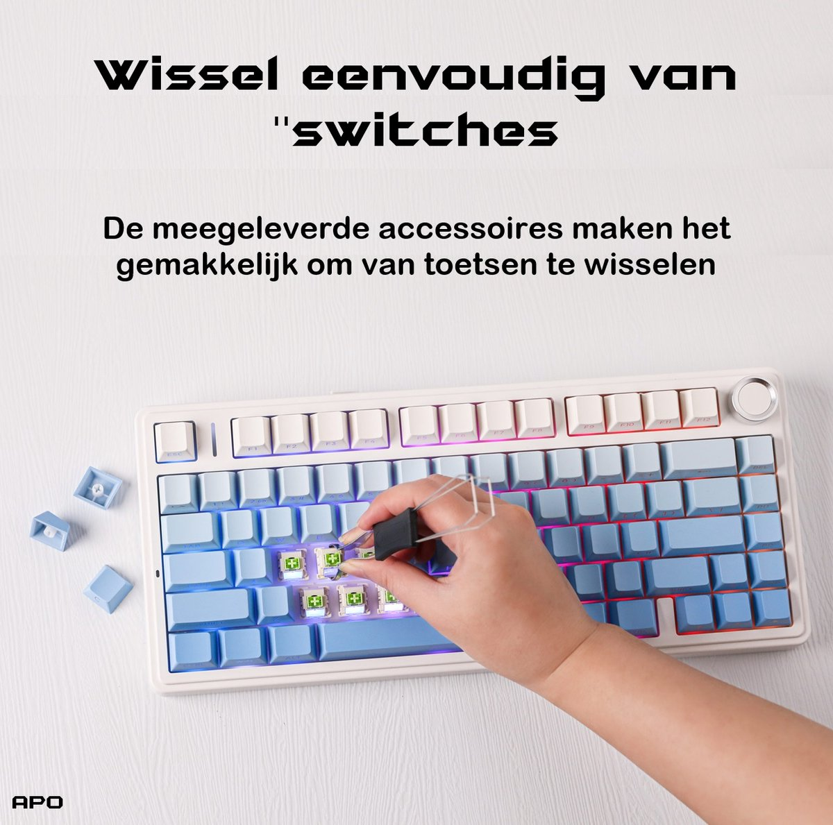Eine Hand benutzt ein Werkzeug, um einen Schalter von einer Tastatur zu entfernen. Die Tastatur hat blaue und weiße Tasten, mit Text darüber.