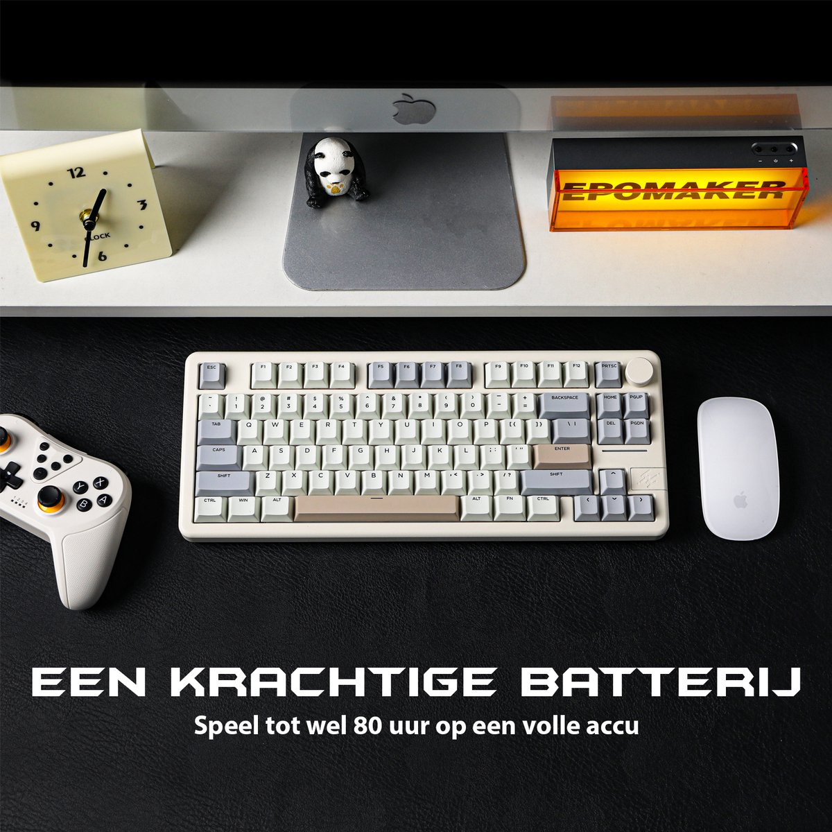 A desk with keyboard, mouse, gamepad, clock, panda figurine, and Epomaker sign. Text reads 'EEN KRACHTIGE BATTERIJ' and battery life.