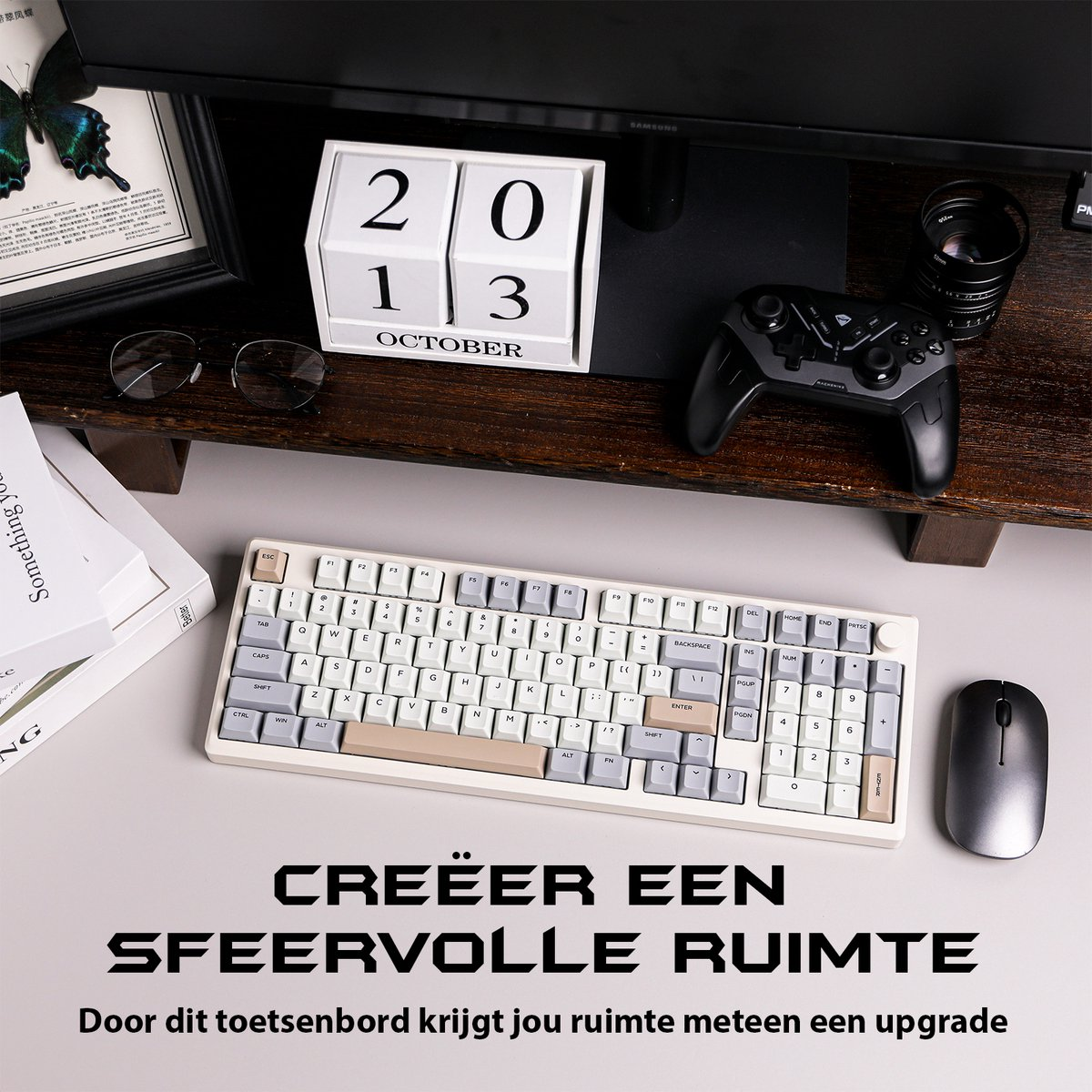 A desk setup with a keyboard, mouse, controller, and calendar. Text in Dutch. Black screen in the background.