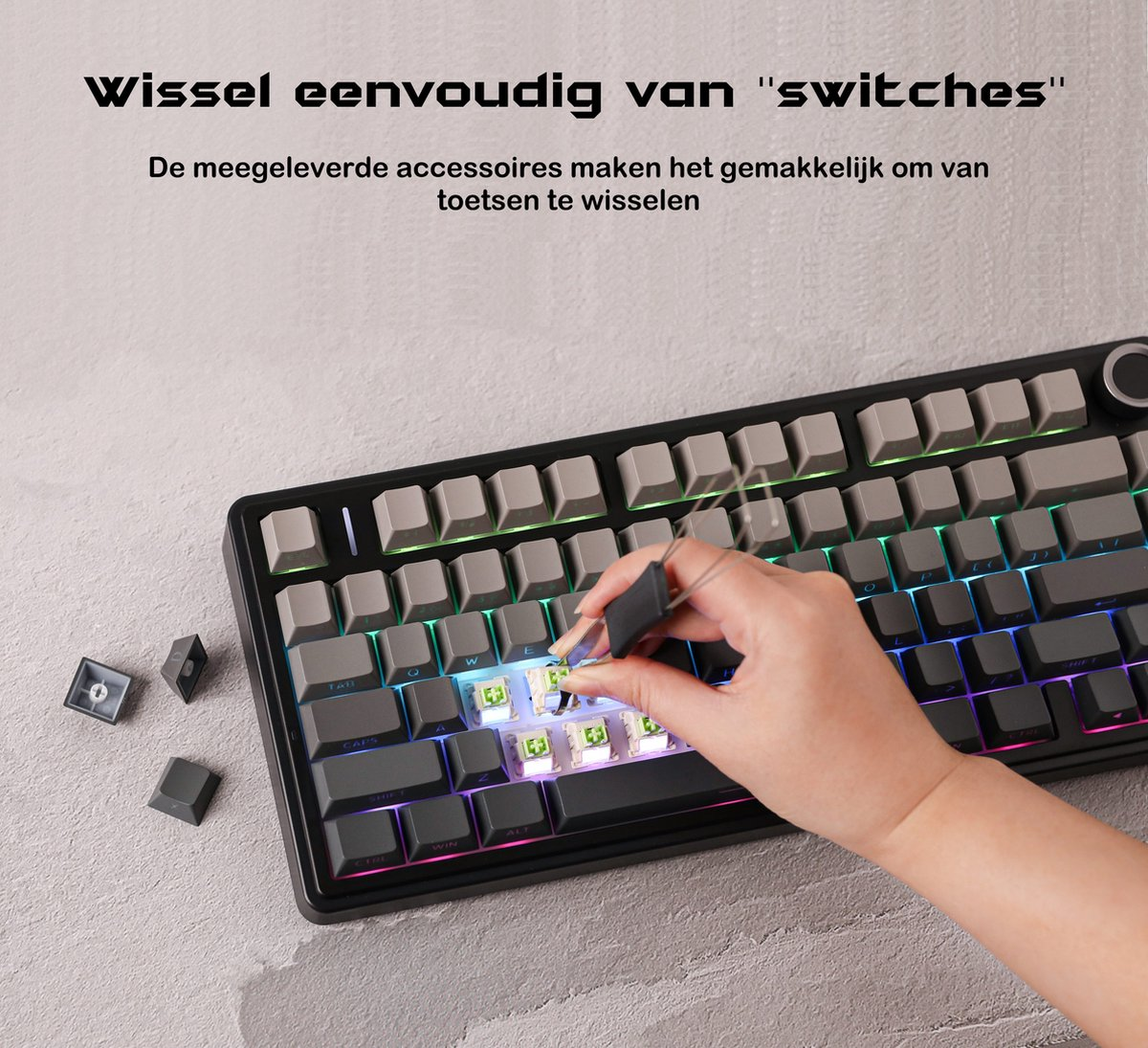 Eine Hand benutzt ein Werkzeug, um eine Taste von einer Tastatur zu entfernen. Die Tastatur ist schwarz mit grauen Tasten, und einige Tasten sind entfernt.