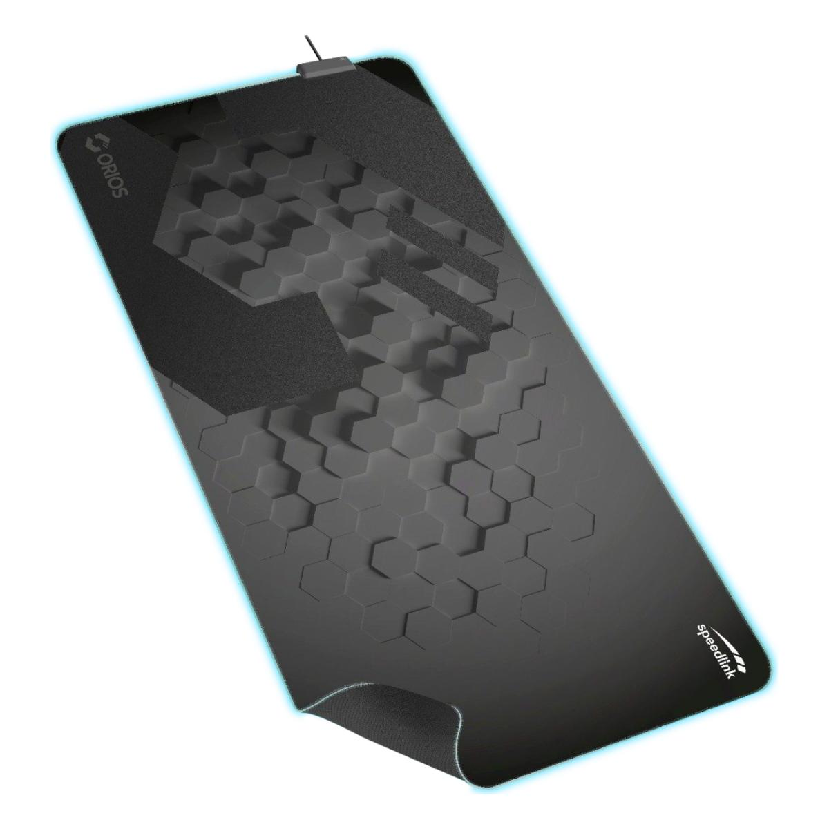 Czarna podkładka pod mysz Speedlink z wzorem plastra miodu i logo OBIOS. Krawędzie świecą na niebiesko. U góry kabel.