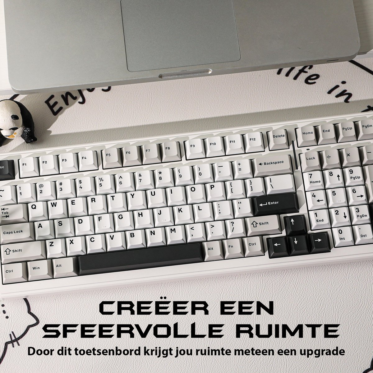 White keyboard with black keys on a white surface, laptop, panda figurine. Text at the bottom in Dutch.