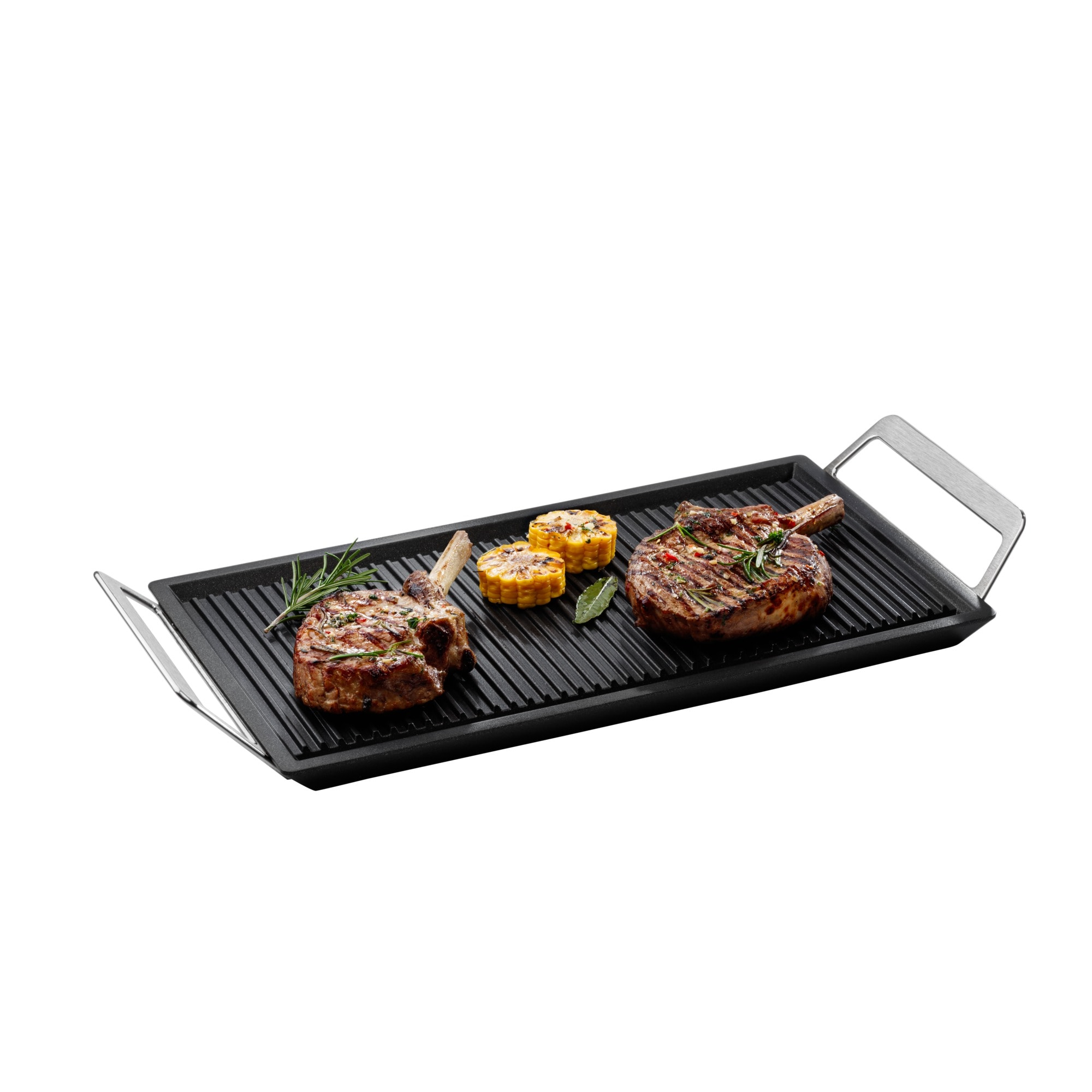 Filetes a la parrilla y maíz en una parrilla negra con asas, sobre fondo blanco.