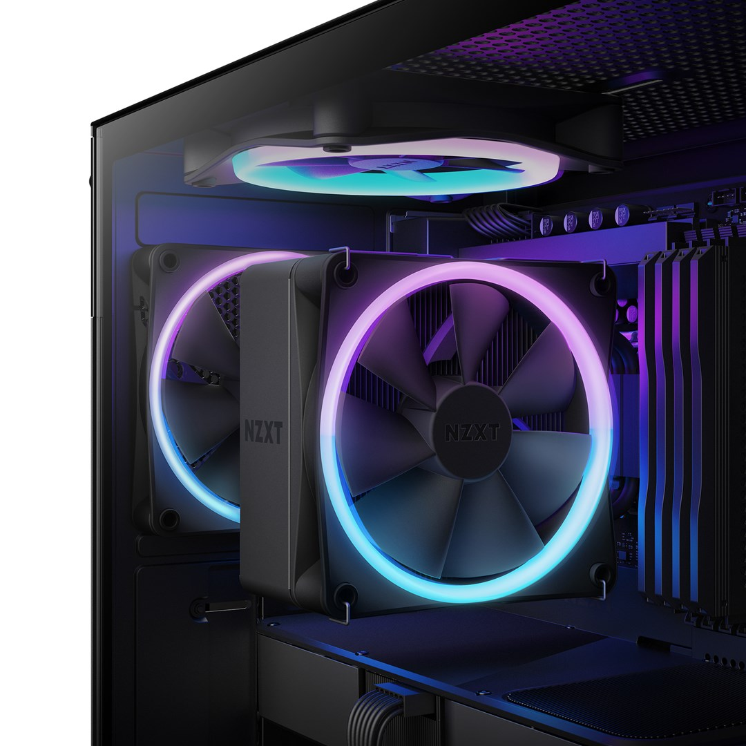 Interno di un computer con ventole e componenti illuminati. Le ventole hanno anelli LED colorati, il logo NZXT è visibile.