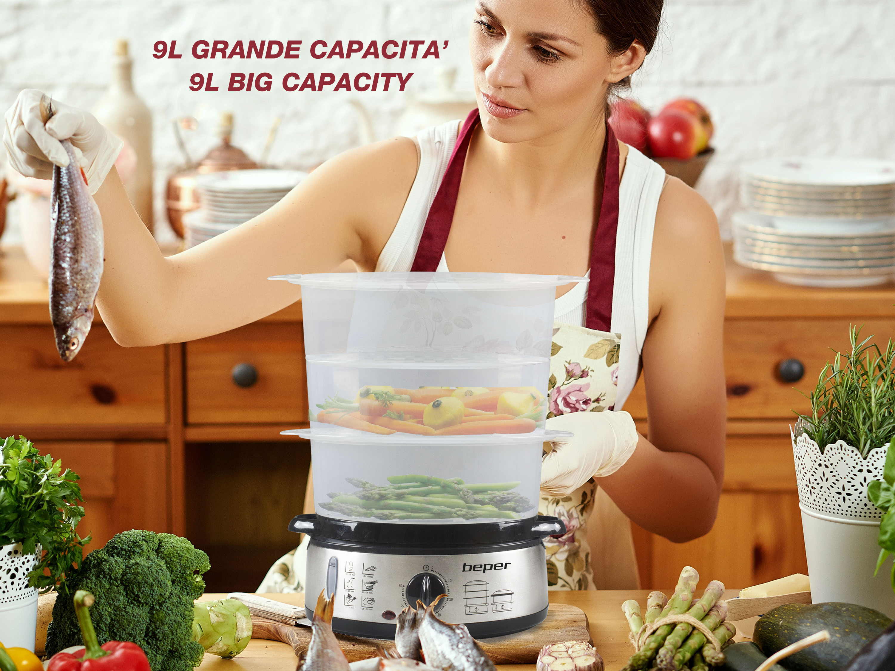 Donna con pesce sopra vaporiera con verdure. Broccoli, erbe e asparagi sul tavolo.