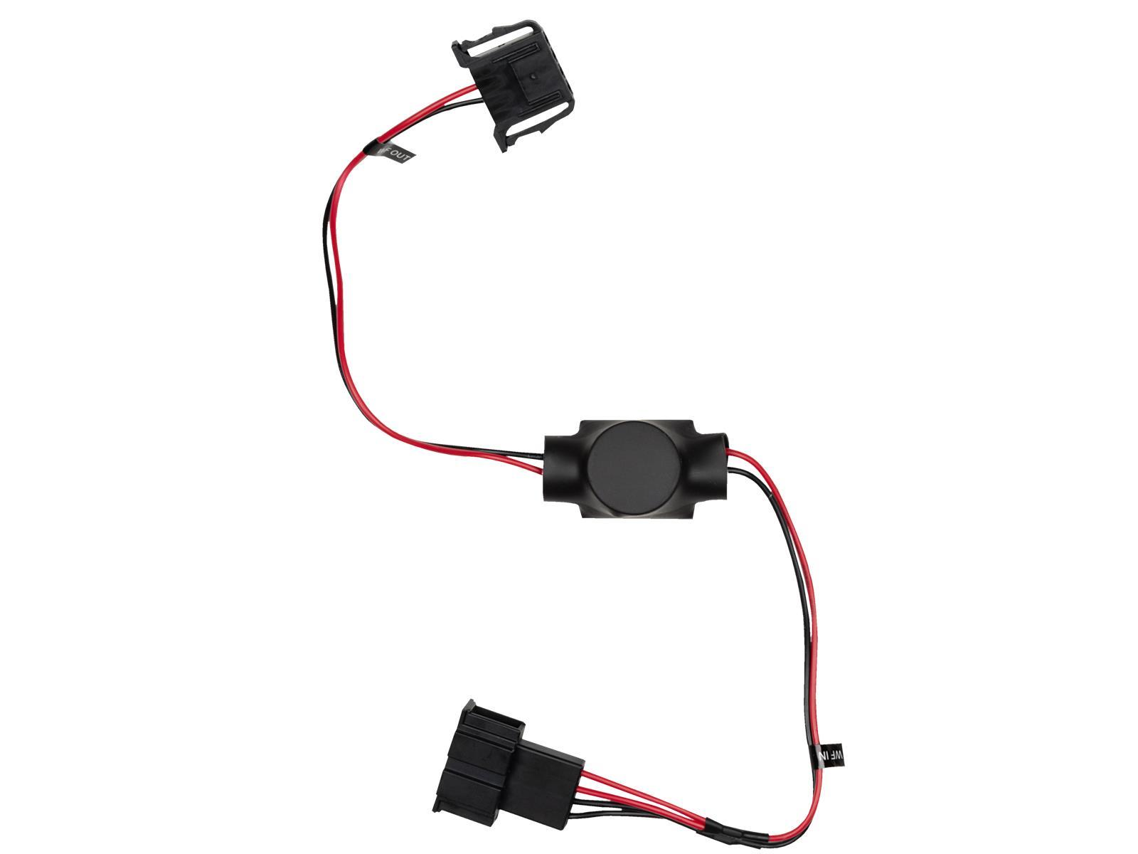 Eine schwarze elektronische Komponente mit Steckern und Drähten. Rote und schwarze Drähte verbinden die Komponenten. Beschriftungen 'OUT' und 'WF IN' sind sichtbar.