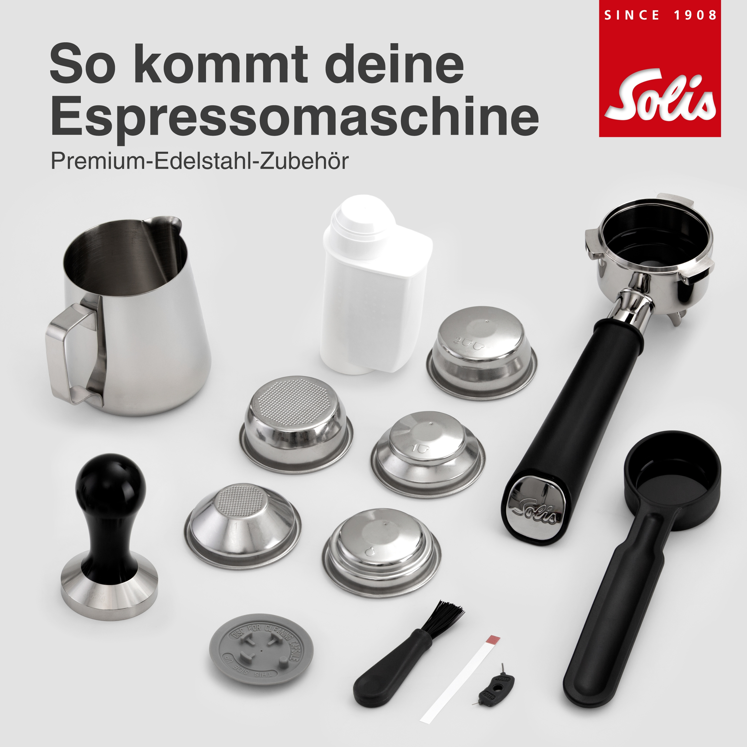 Asortyment akcesoriów do ekspresu do kawy na białej powierzchni, w tym dzbanek do mleka, filtry i ubijak.