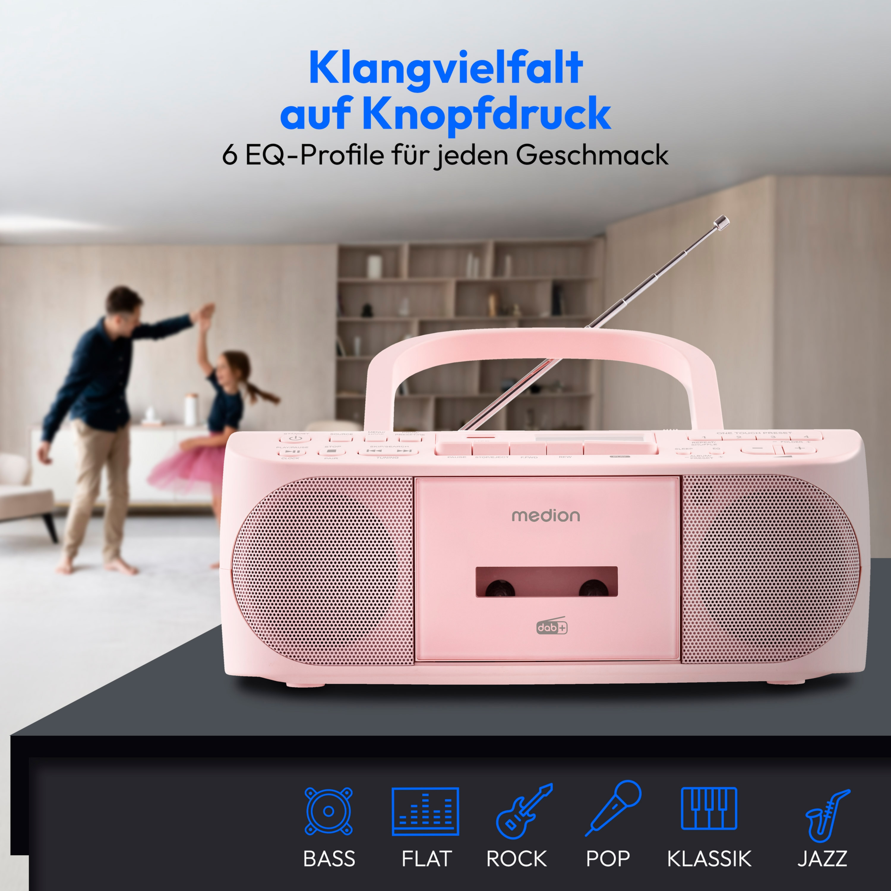 Rosa Radio mit Griff auf schwarzer Oberfläche. Ein Mann und ein Mädchen tanzen im Hintergrund. Symbole: Bass, Flat, Rock, Pop, Klassik, Jazz.