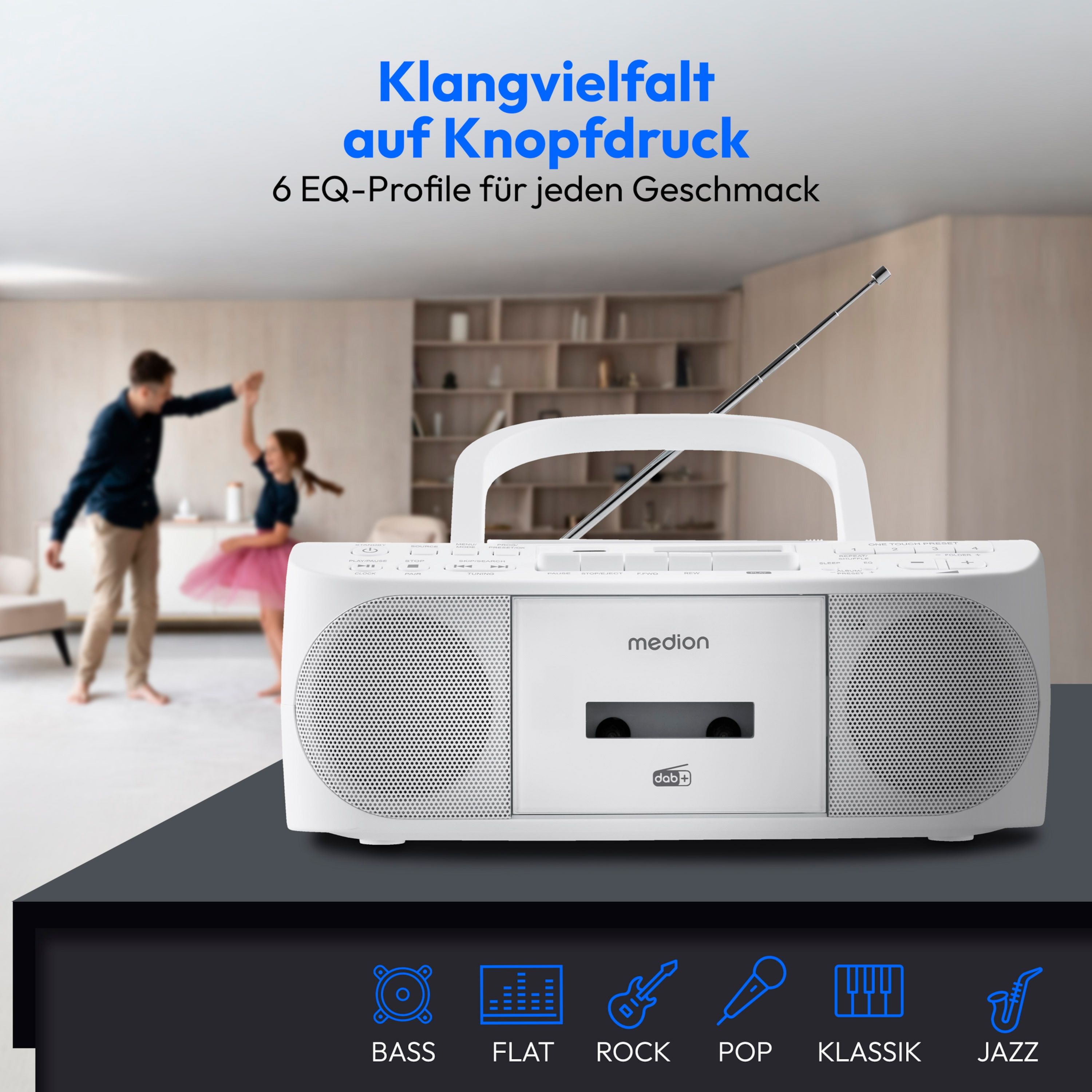 Ein weißer Ghettoblaster mit Antenne. Im Hintergrund tanzen ein Mann und ein Kind. Symbole für Toneinstellungen unten.
