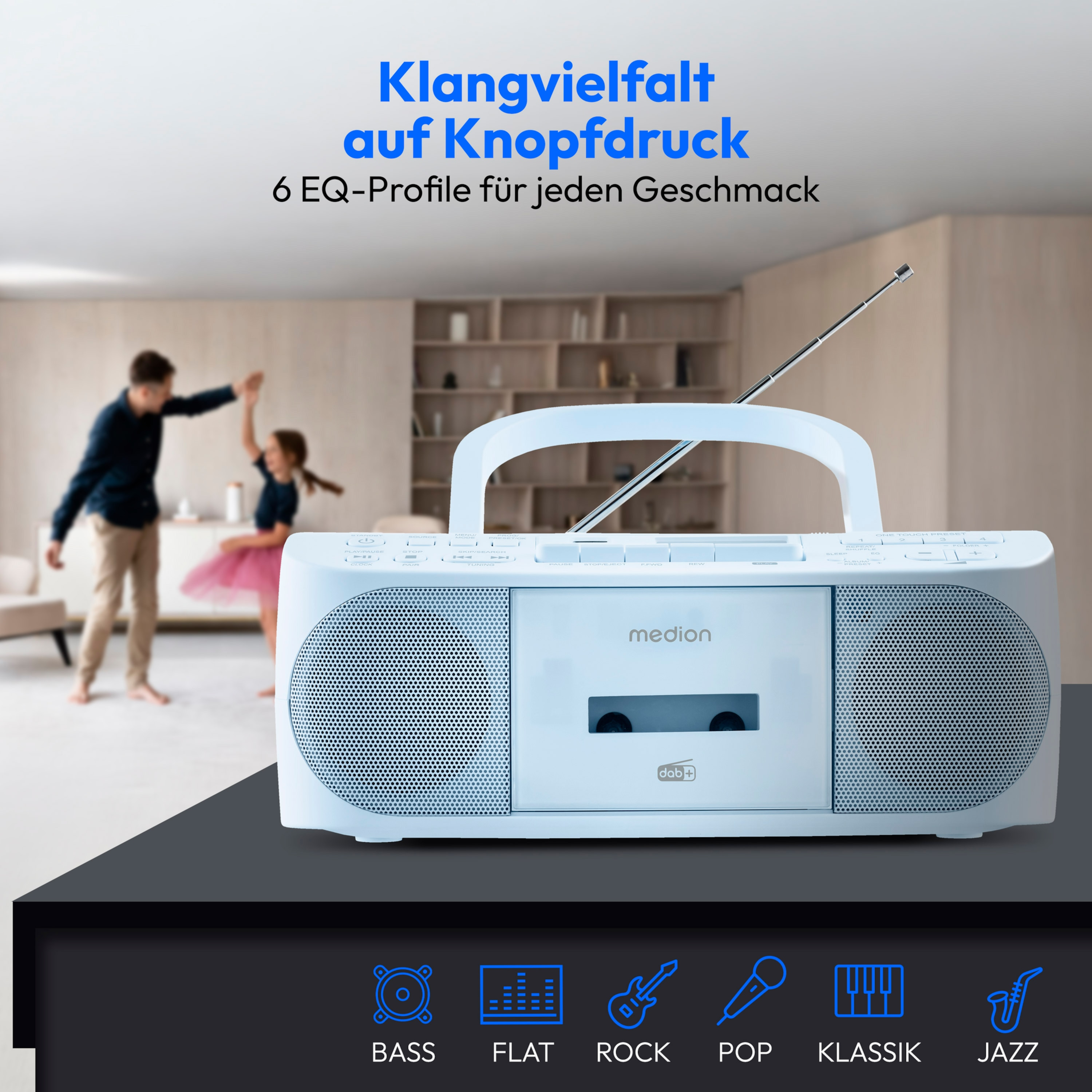 Ein weißes Radio mit Griff auf einem schwarzen Tisch, Text oben lautet 'Klangvielfalt auf Knopfdruck'.