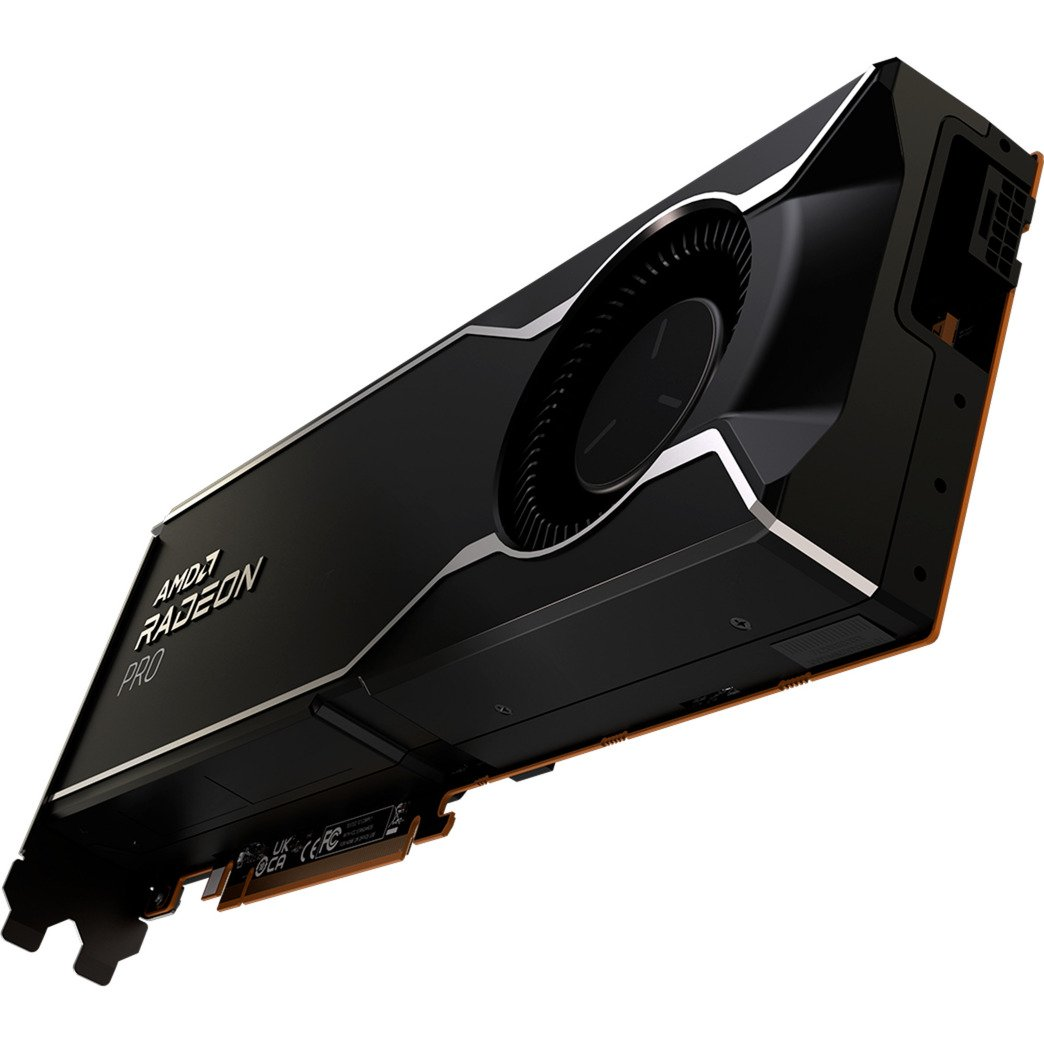 Una scheda grafica AMD Radeon Pro nera con dettagli argentati è angolata verso lo spettatore, mostrando la ventola e il logo Pro.