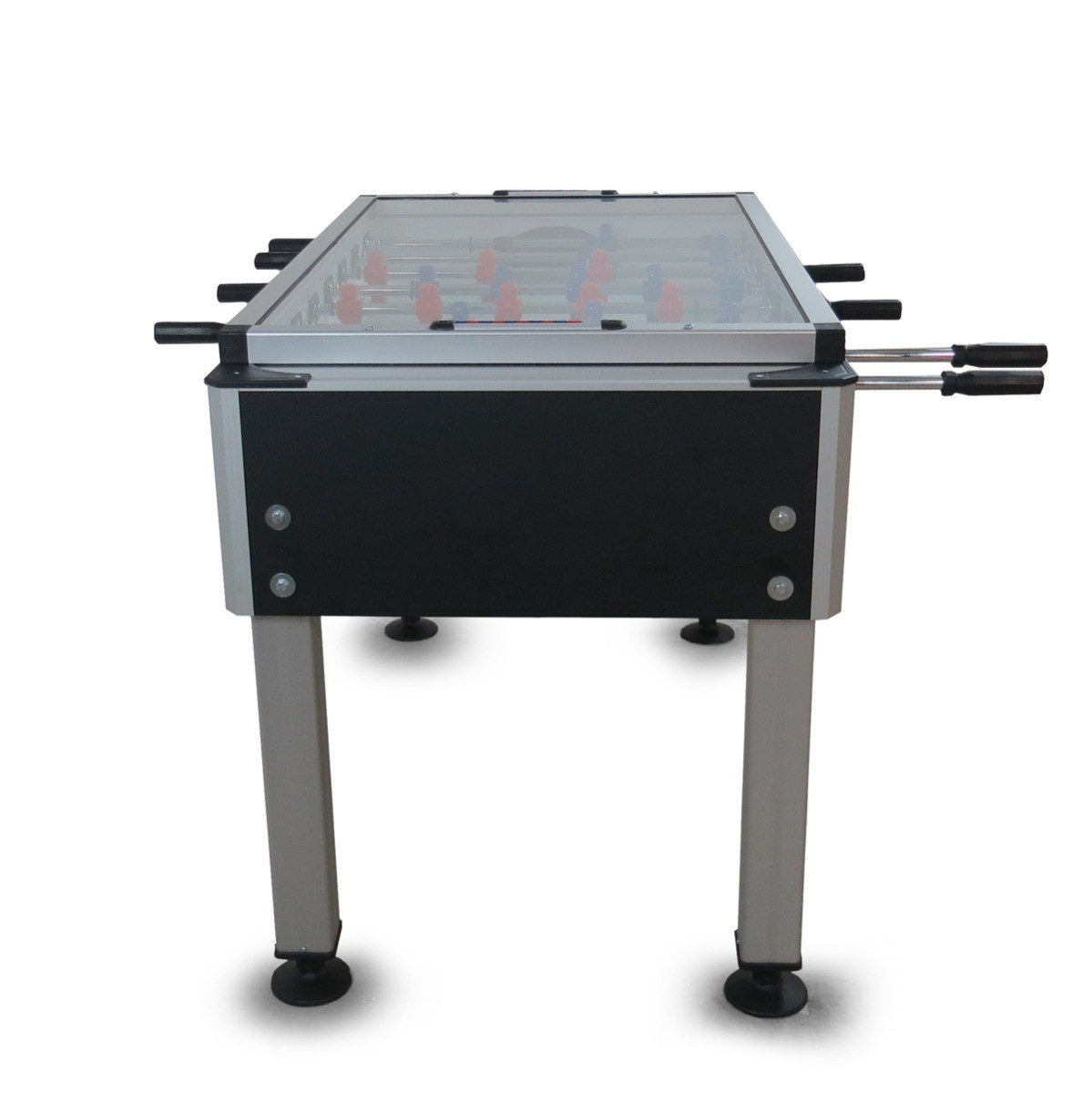 Een tafelvoetbaltafel met rode en blauwe figuren tegen een witte achtergrond. De tafel is zwart en zilver.