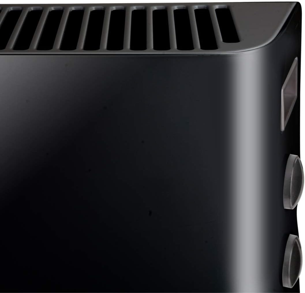 Zbliżenie czarnego urządzenia z górną kratką. Ma gładkie, zakrzywione boki i małe, okrągłe, przezroczyste przyciski.