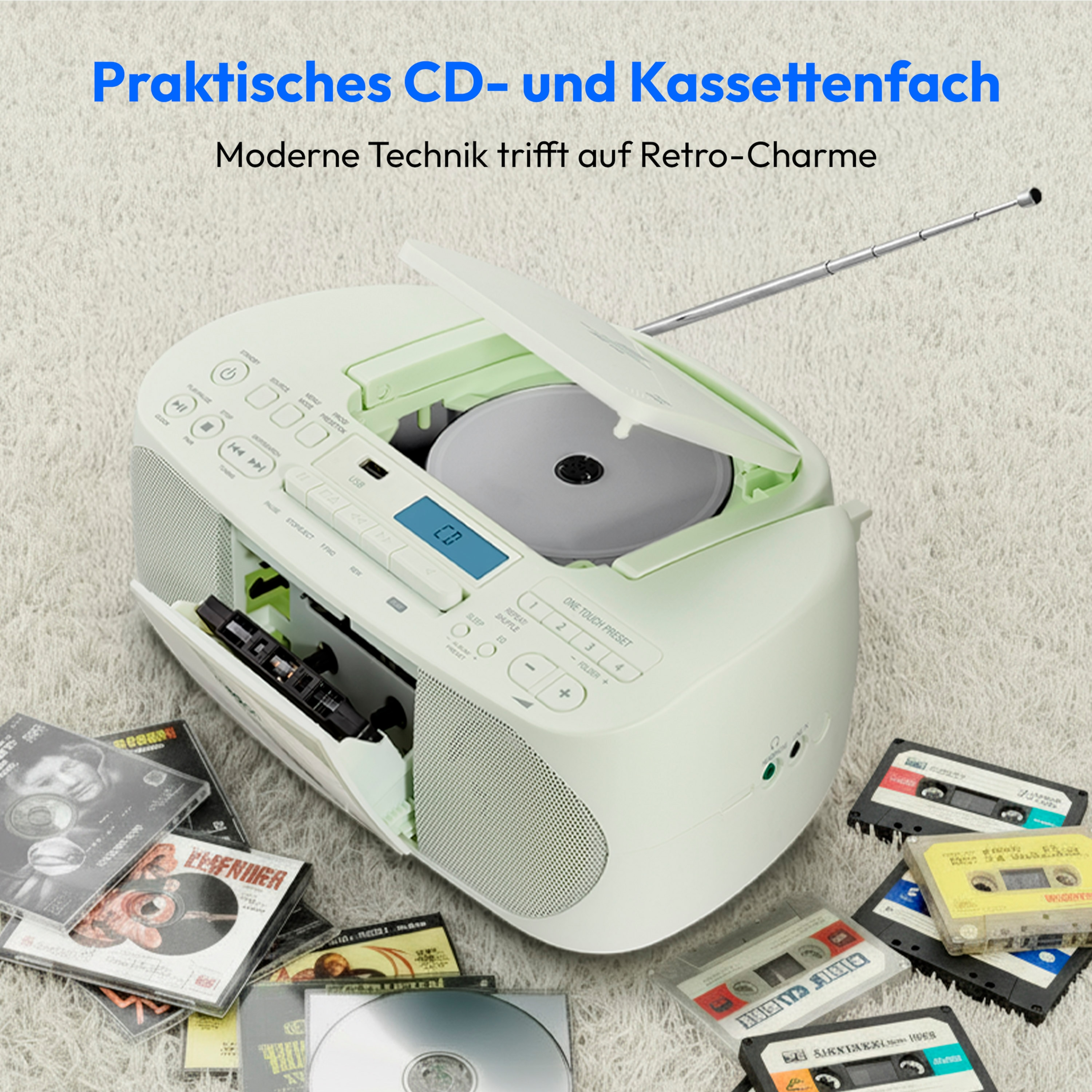 Ein mintgrünes Radio mit CD-Player und Kassettendeck. CDs und Kassetten liegen darum herum.