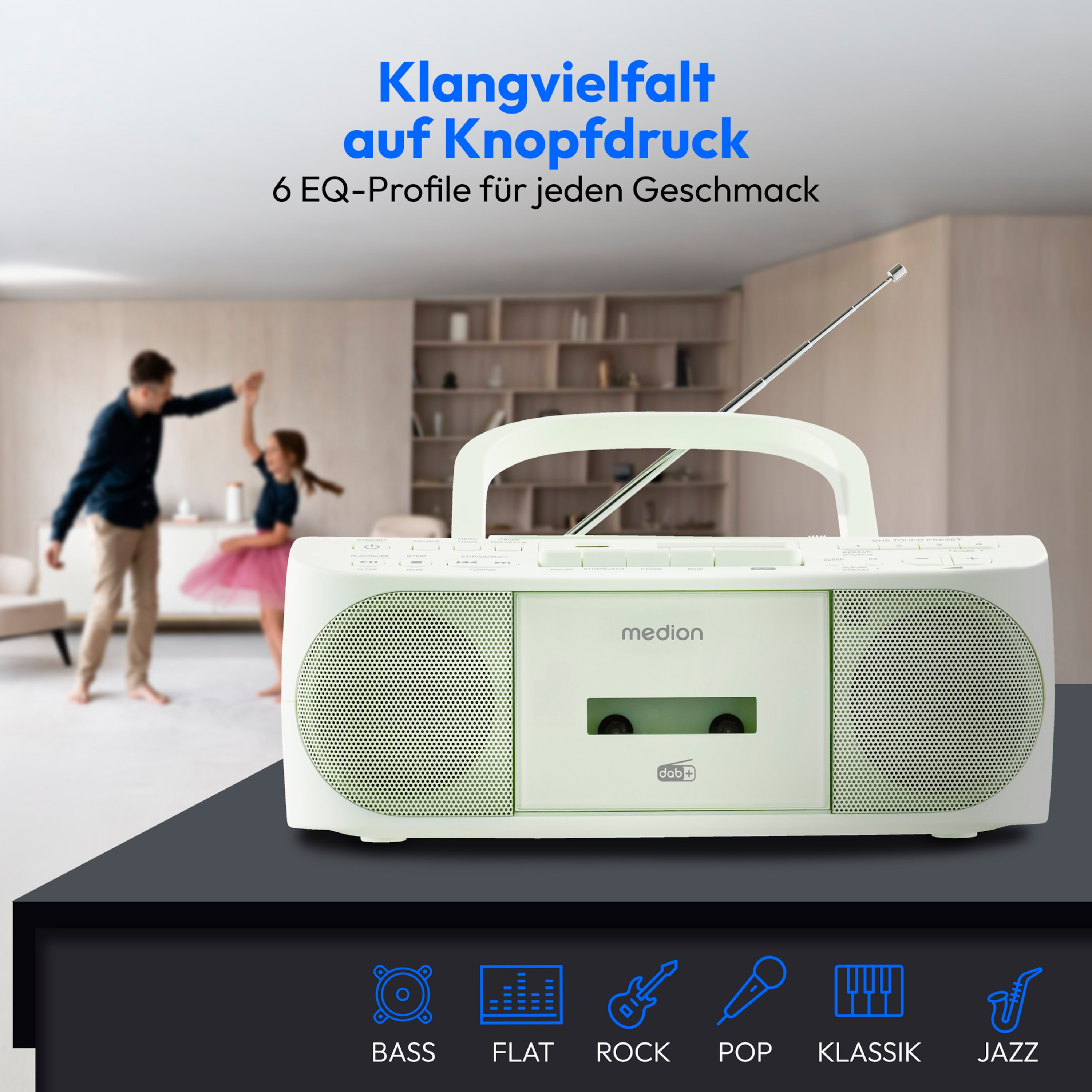 Ein weißes Radio mit Griff. Ein Mann und ein Mädchen tanzen im verschwommenen Hintergrund.