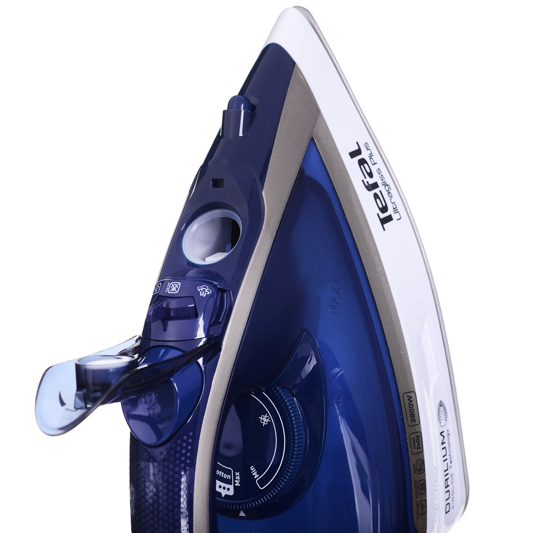 Blau-weißes Tefal Ultragliss Plus Bügeleisen, Ansicht von oben. Mit Sprühknopf, Temperaturregler und Durilium-Bügelsohle.