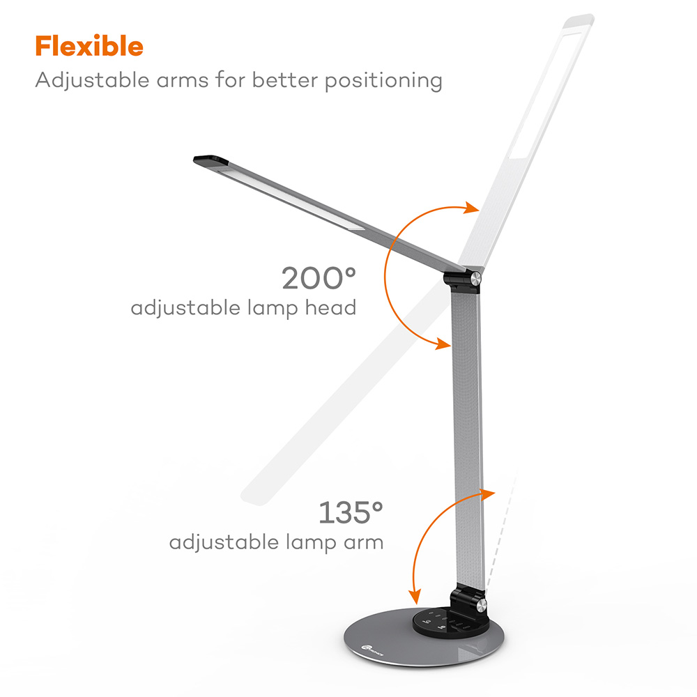 Eine flexible Schreibtischlampe mit verstellbarem Arm und Kopf, grauem Sockel und weißem Licht. Sie kann sich am Kopf um 200 Grad und am Arm um 135 Grad verstellen.