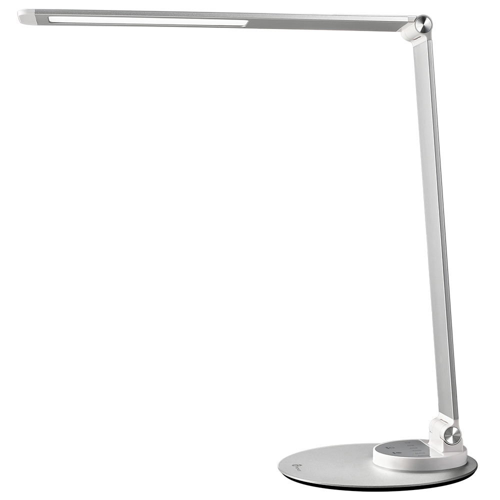 Eine moderne silberne Schreibtischlampe mit verstellbarem Arm und rundem Sockel vor weißem Hintergrund.