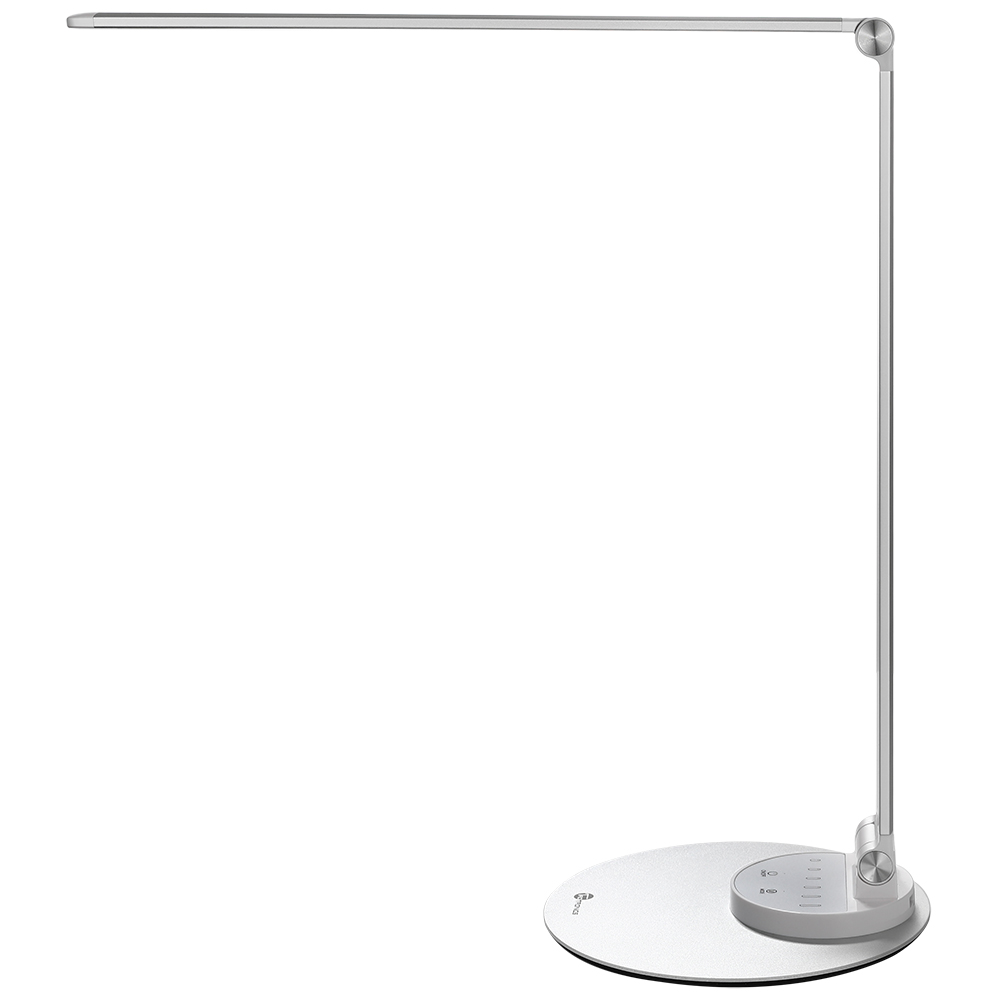 Eine moderne, silberne Schreibtischlampe mit rundem Sockel und verstellbarem Arm. Sie hat einen langen, flachen Lichtbalken.
