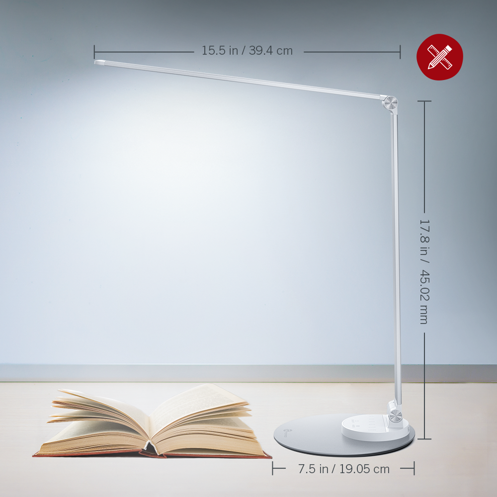 Eine weiße Schreibtischlampe steht neben einem offenen Buch. Die Maße der Lampe sind angegeben. Der Hintergrund ist ein Weiß-Grau-Verlauf.