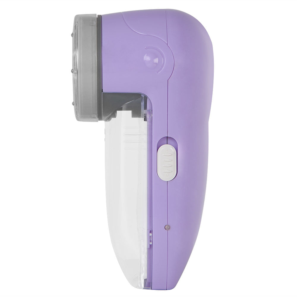 Una afeitadora de tela morada con un recipiente transparente y una parte superior gris. Tiene un botón de encendido/apagado en el lateral. El fondo es blanco.