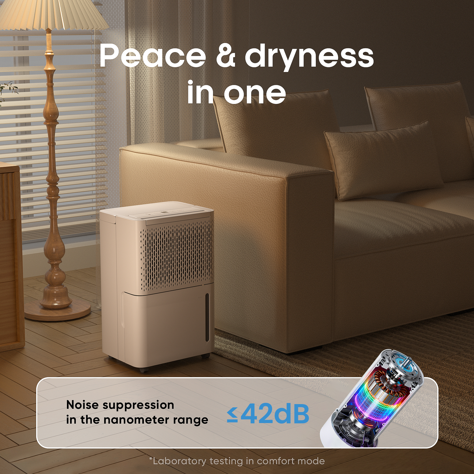 Ein beiger Luftentfeuchter steht neben einem Sofa. Text lautet 'Frieden & Trockenheit in einem.' Geräuschpegel ≤42dB.