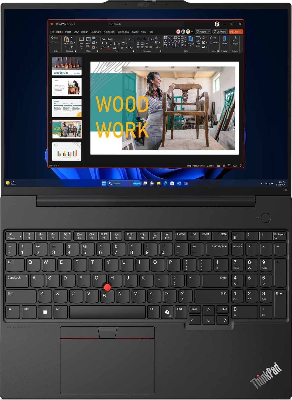 Laptop mit Präsentation über Holzbearbeitung. Eine Frau bearbeitet einen Stuhl in der Präsentation.