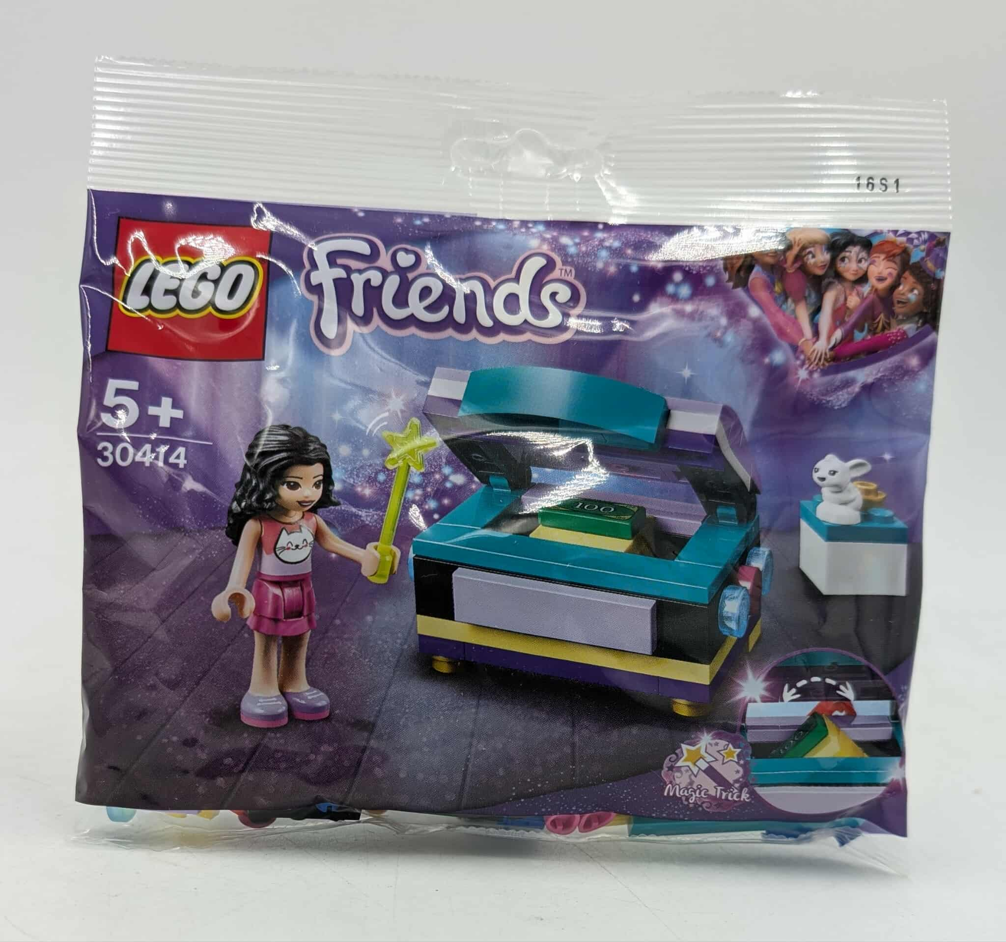 Zestaw Lego Friends w torbie. Zawiera figurkę dziewczynki, skrzynię i królika. Torba jest fioletowa i niebieska.