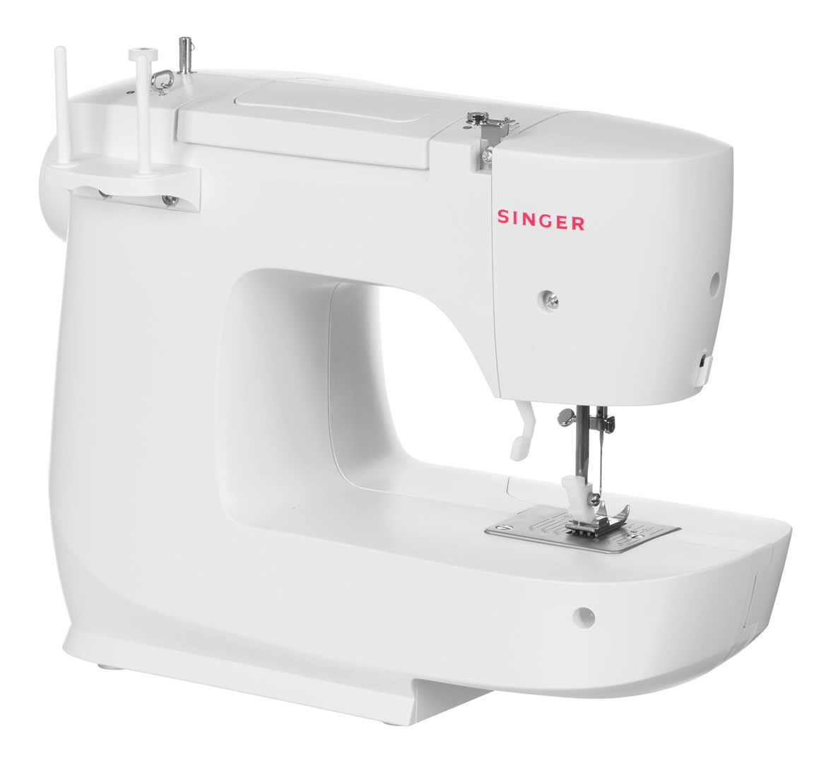 Pokazana jest biała maszyna do szycia Singer. Słowo SINGER jest napisane na czerwono na obudowie. Tło jest białe.