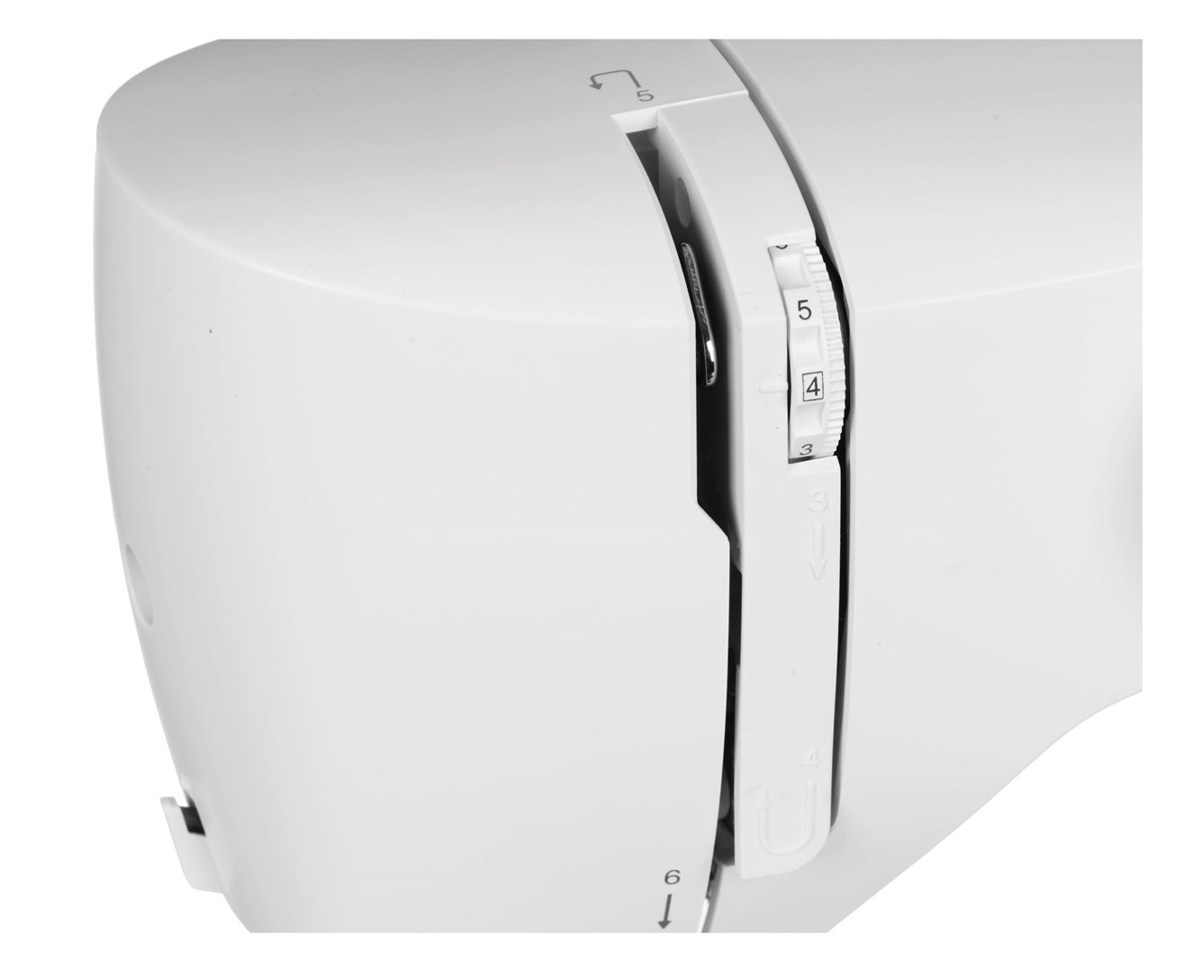 Zbliżenie białego detalu maszyny do szycia. Widoczna jest biała tarcza z cyframi 3, 4 i 5 oraz strzałka kierunku.