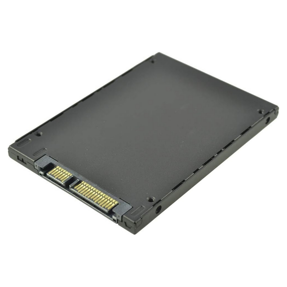 Un SSD nero su una superficie bianca. Ha una forma rettangolare con un connettore e piccoli fori. La superficie è liscia.
